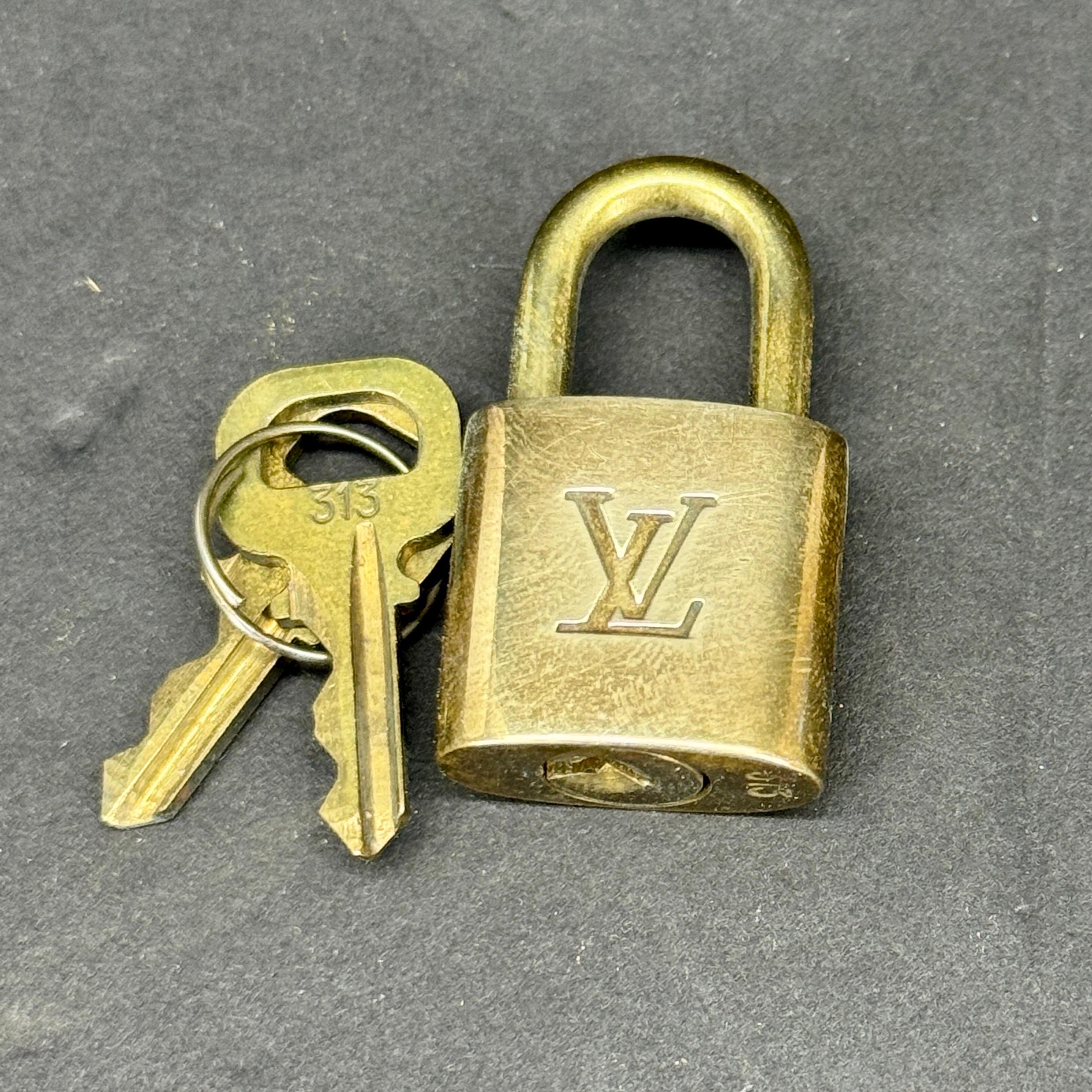 LOUIS VUITTON Monogram Keepall 55 Tote Bag with Luggage Tag For Sale 10