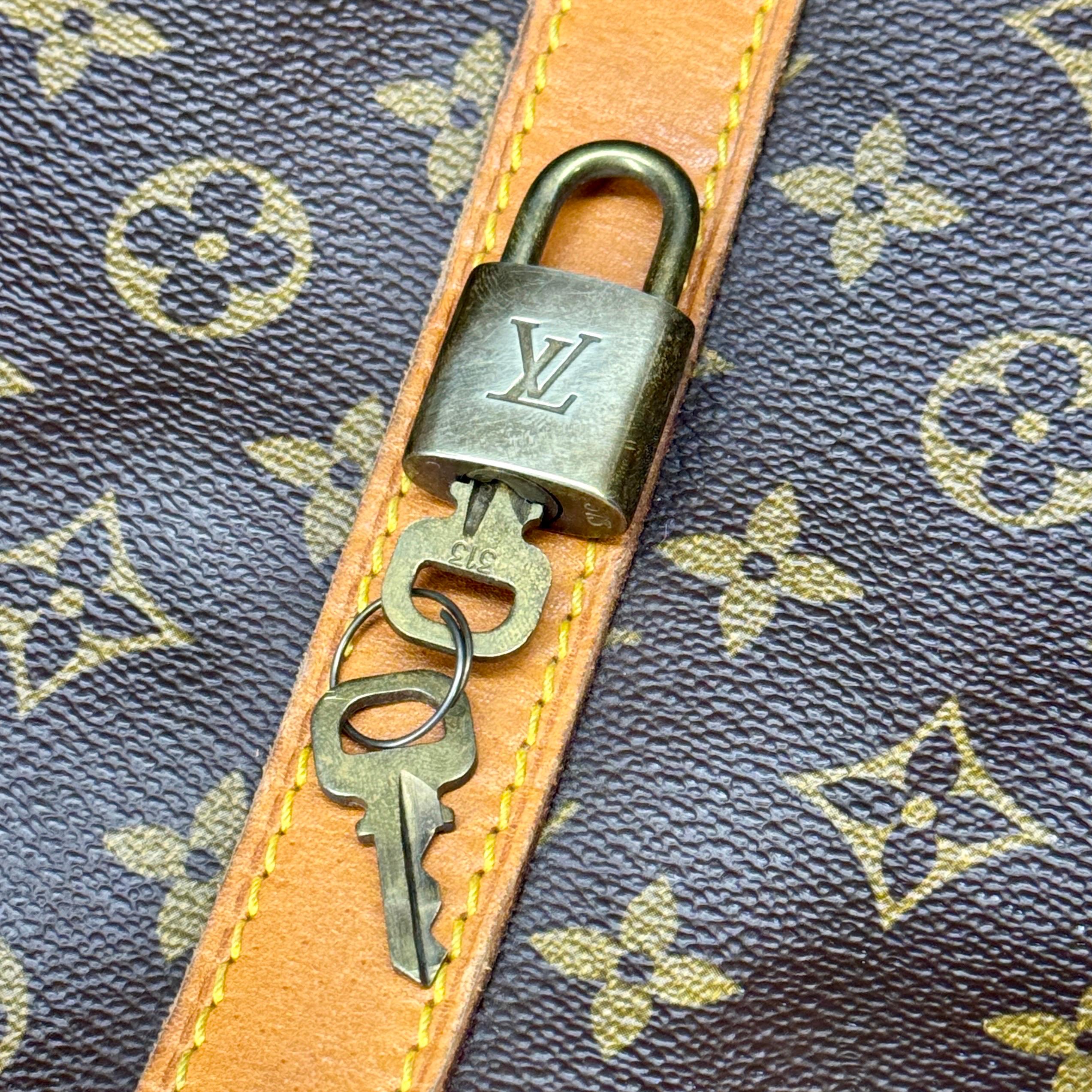 LOUIS VUITTON Monogram Keepall 55 Tote Bag with Luggage Tag For Sale 11
