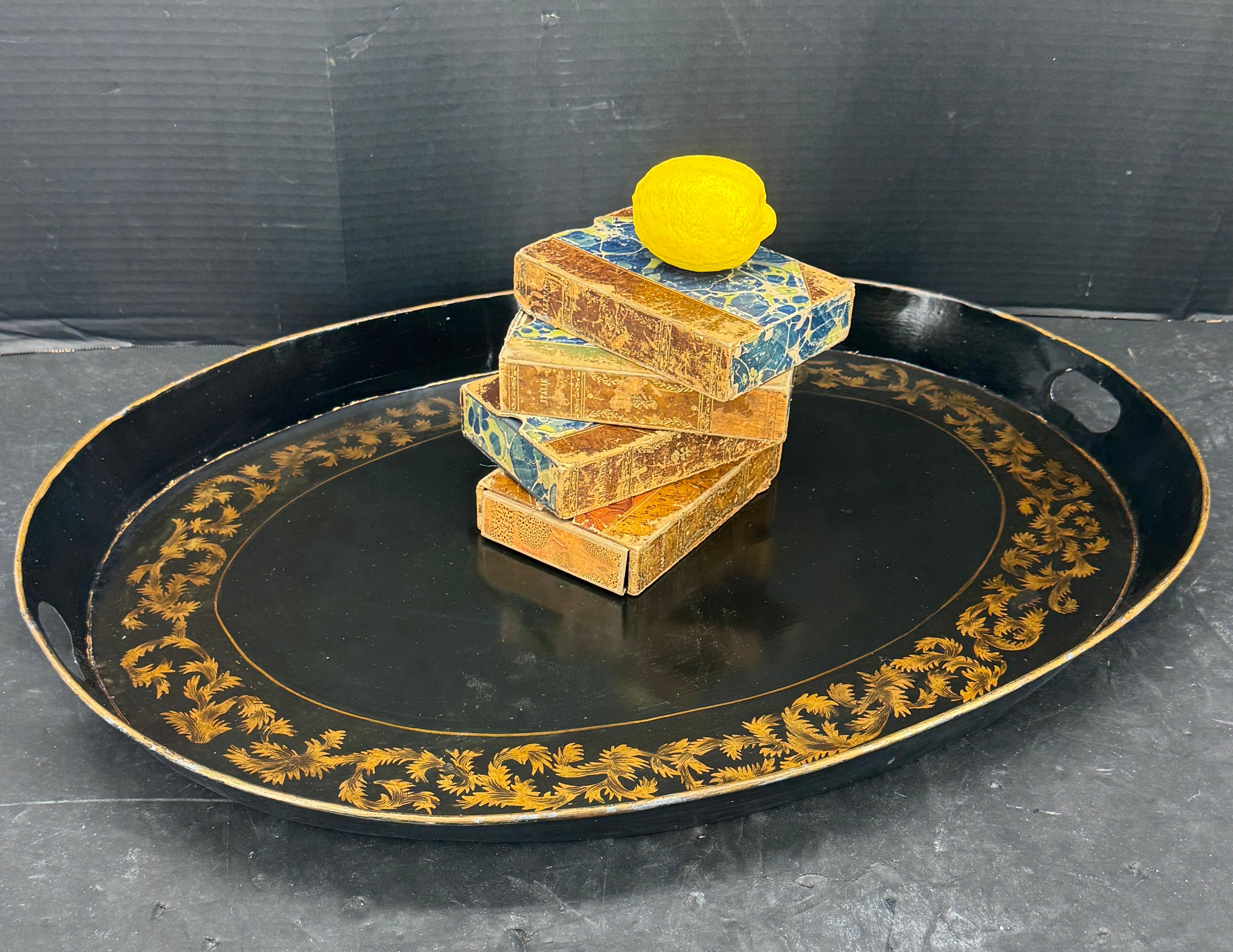 Métal Grand plateau de service ovale en métal tôle noire du 19ème siècle avec poignées en vente