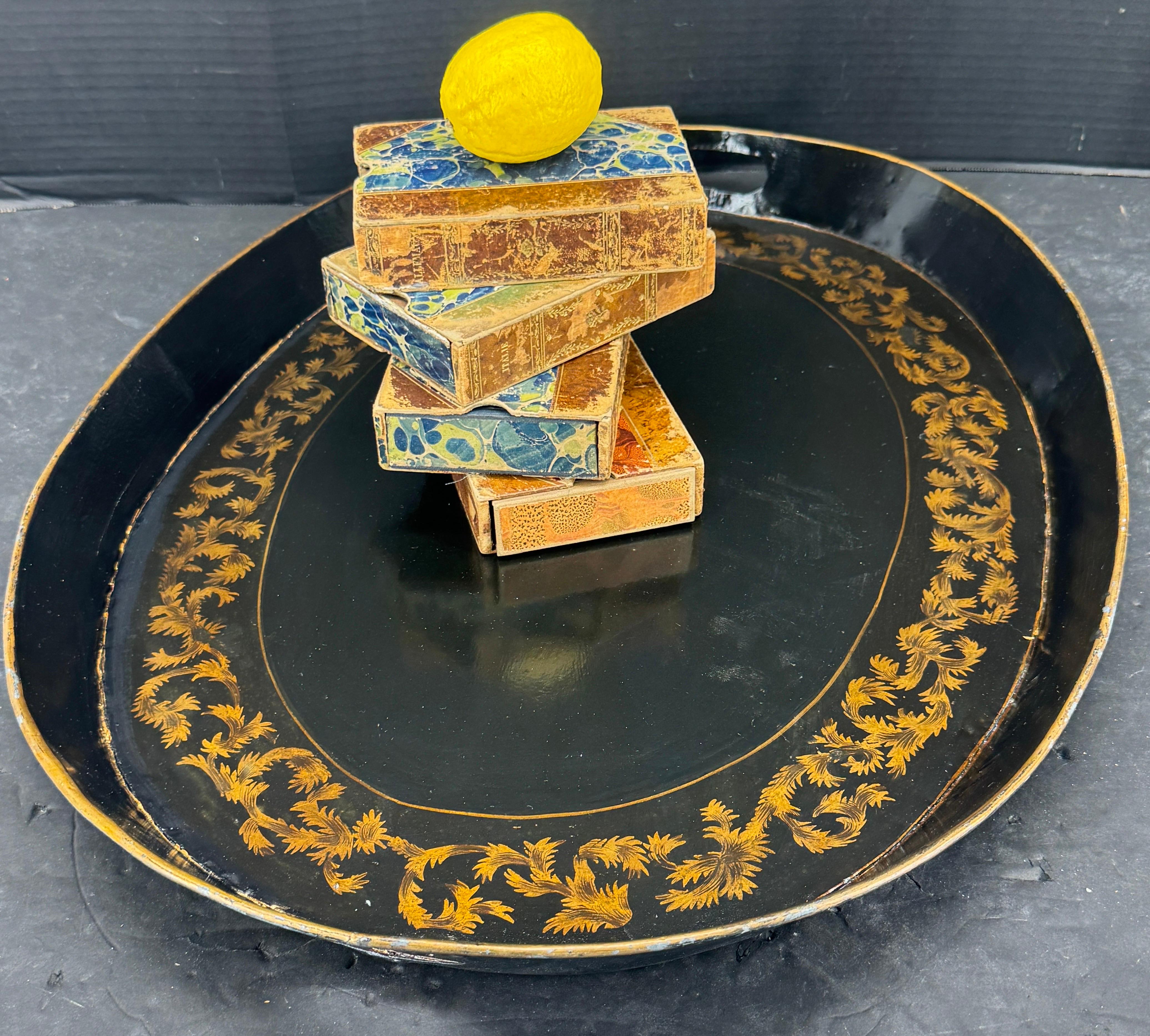 Grand plateau de service ovale en métal tôle noire du 19ème siècle avec poignées en vente 4