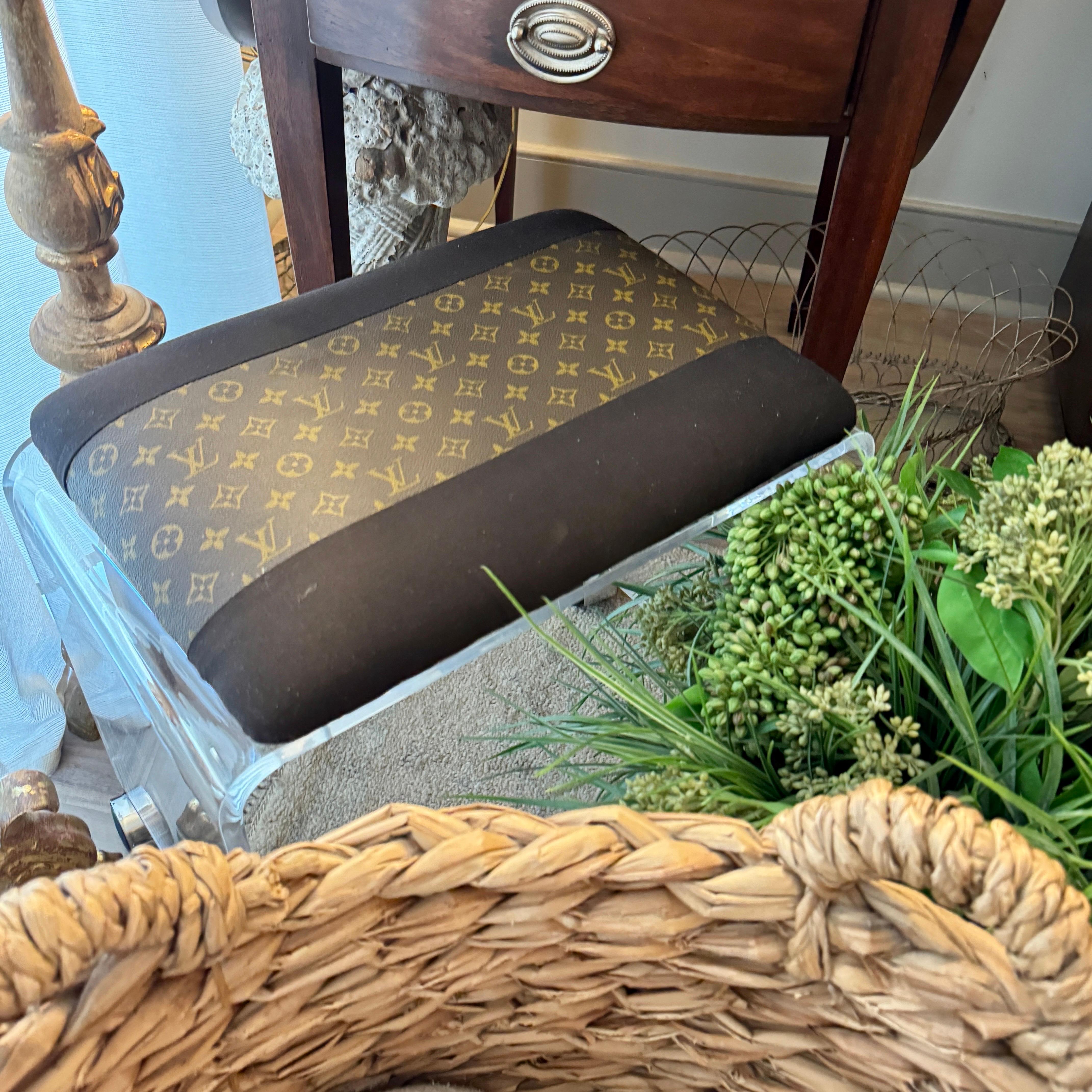 Le design et l'objectif décrivent le mieux ce tabouret en cascade personnalisé unique en son genre. Cette pièce présente un authentique siège classique en tissu Monogram Louis Vuitton sur un banc très robuste en lucite avec des pieds chromés. Ces