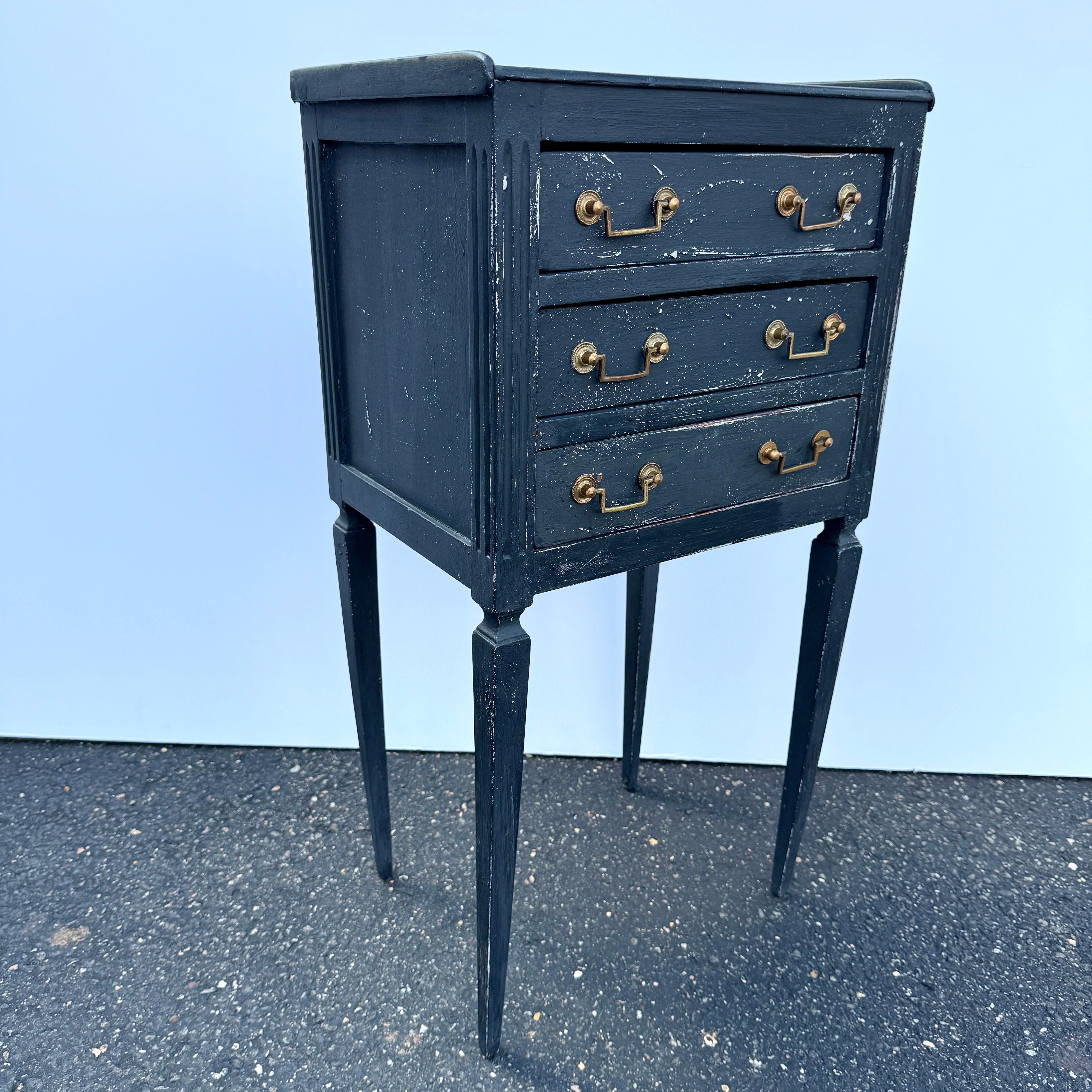 20ième siècle Table de nuit de chevet peinte en bleu français Table de nuit à tiroirs en vente