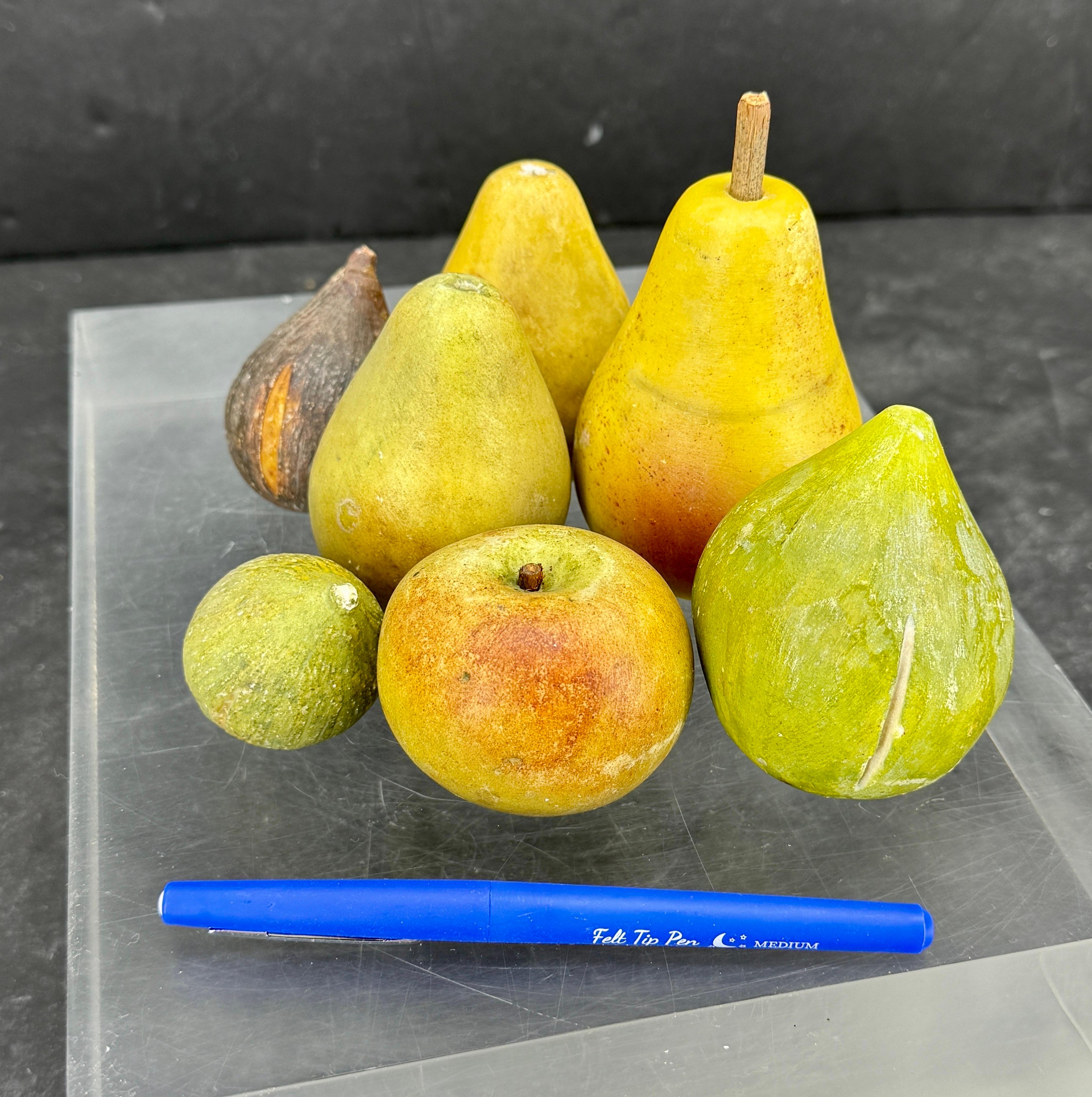 Porta a casa tua un'arte senza tempo con questo affascinante set di 7 frutti antichi in alabastro italiano. Il set comprende 1 fico grande, 2 fichi piccoli, 3 pere e una mela. Questo set è stato intagliato e dipinto da artigiani italiani. Con la