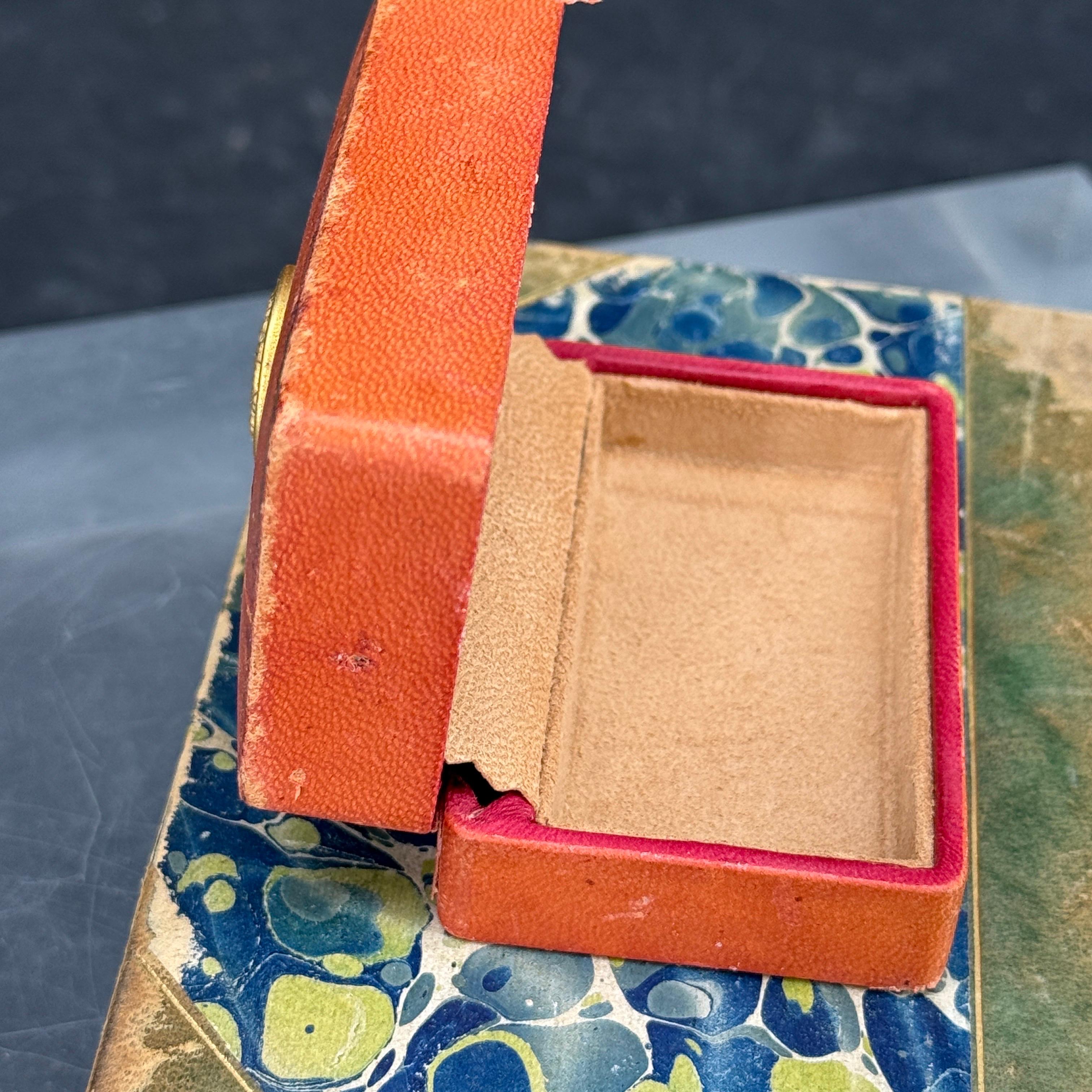 Fait main Boîte en cuir italienne Florentine du milieu du siècle avec emblème Insignia en vente