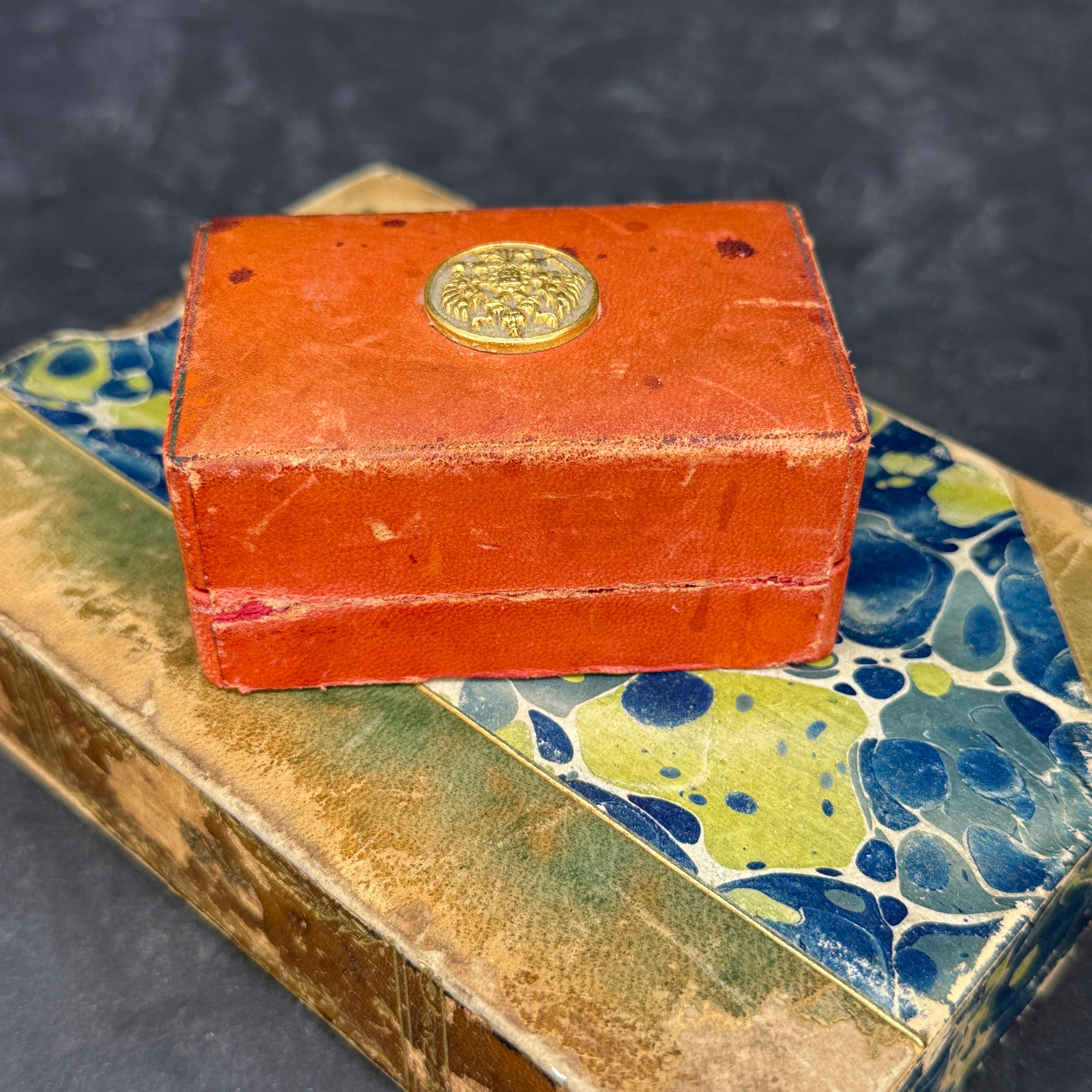 20ième siècle Boîte en cuir italienne Florentine du milieu du siècle avec emblème Insignia en vente