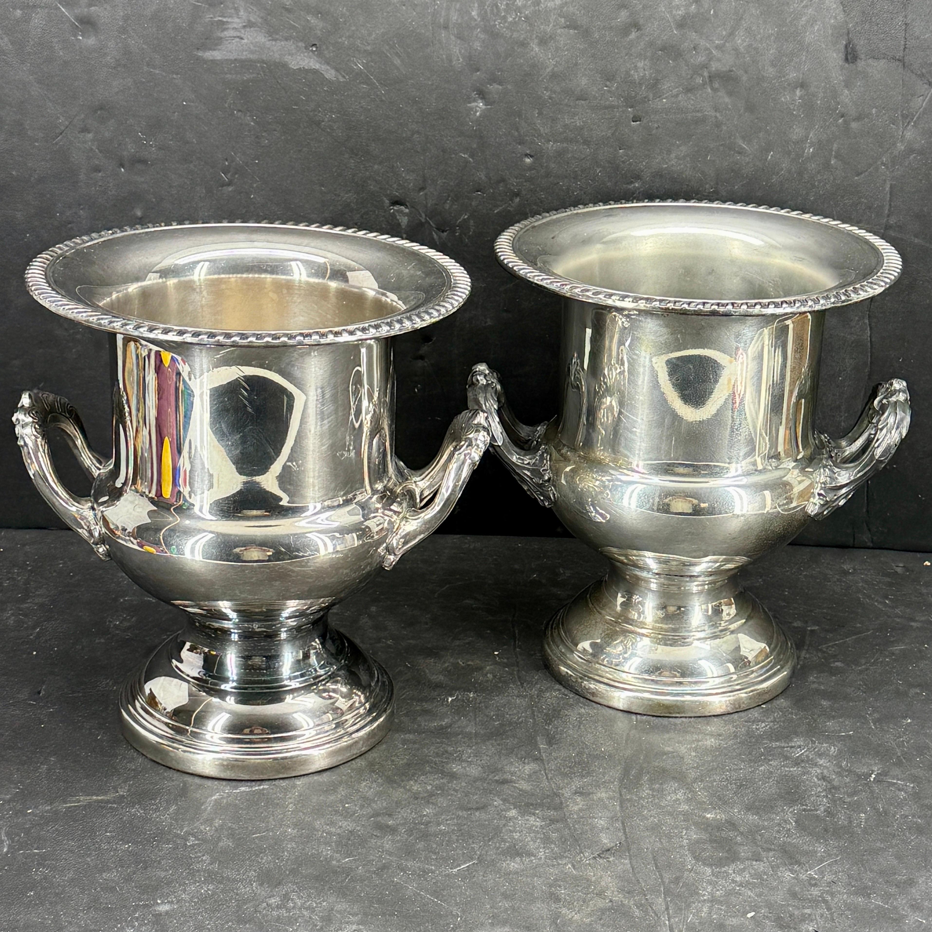 Set aus zwei versilberten Wein- und Champagnerkühlern mit Griffen (amerikanisch) im Angebot