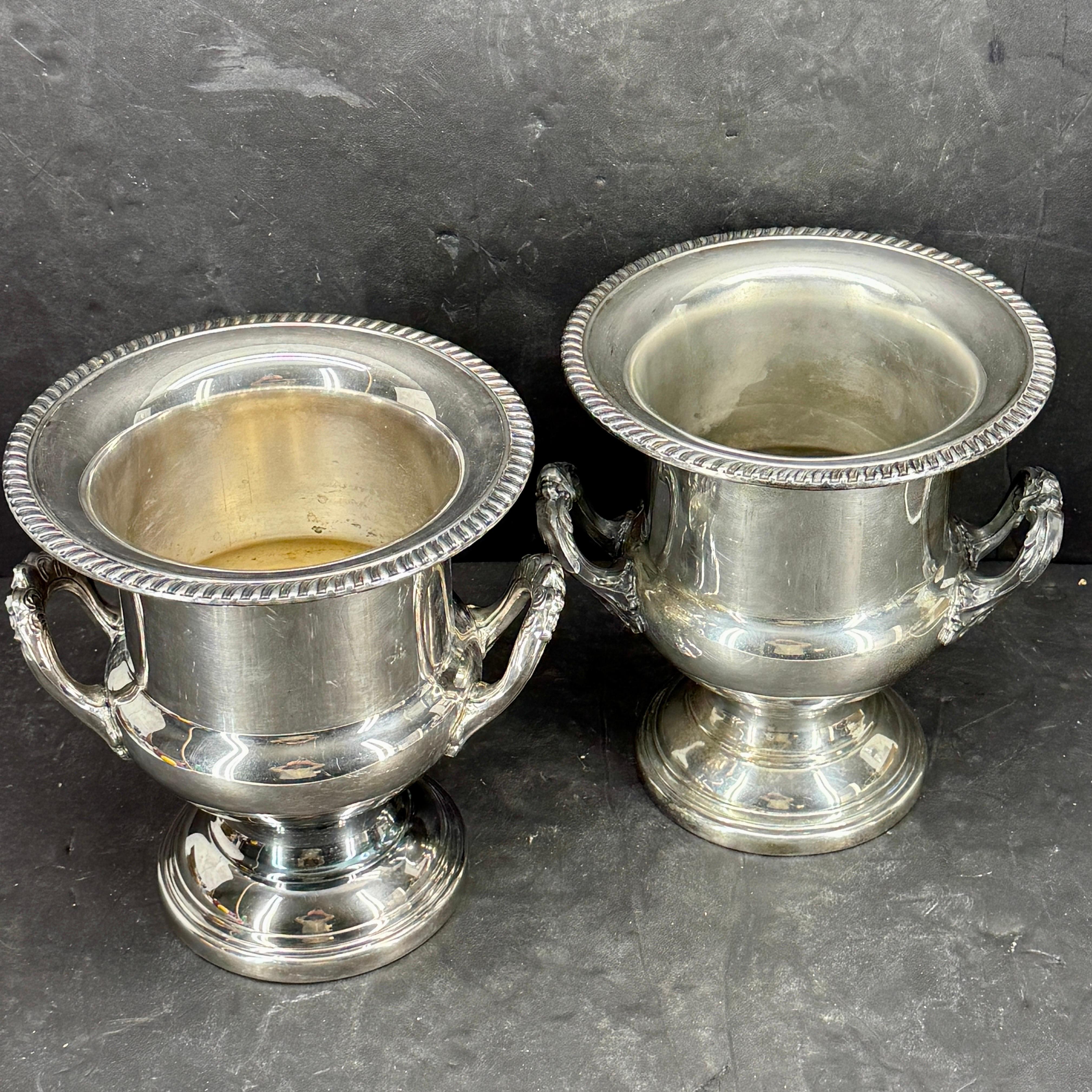 Set aus zwei versilberten Wein- und Champagnerkühlern mit Griffen im Angebot 3