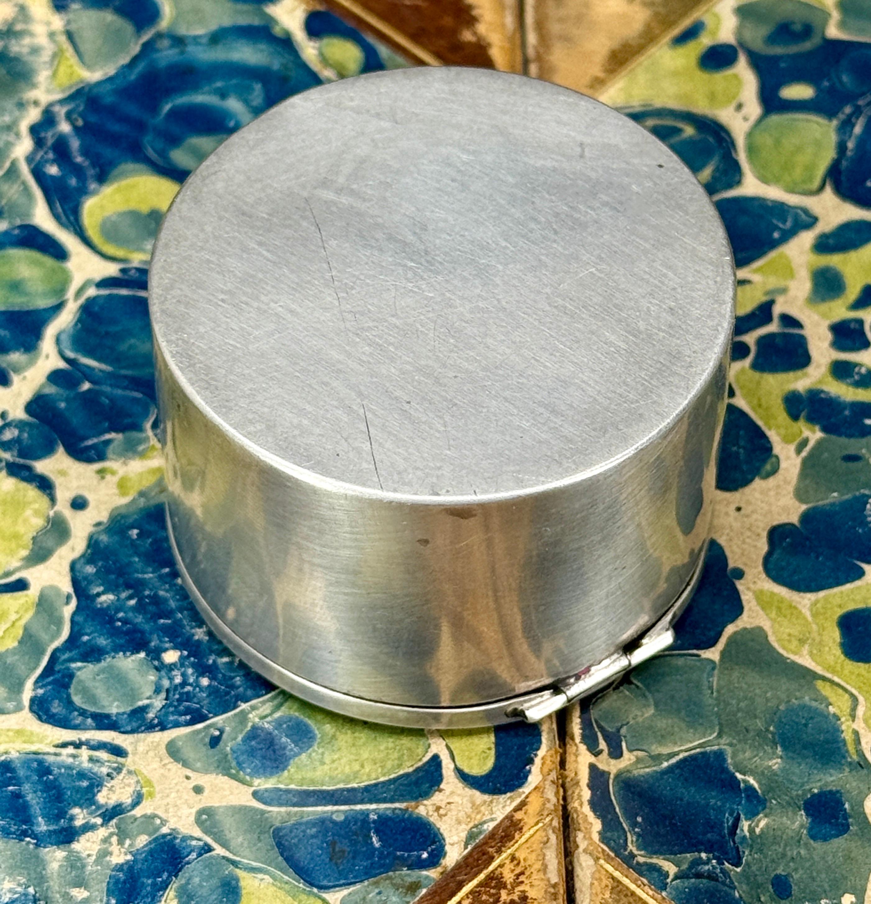 Kleine vergoldete Metallbox mit rotem Diamant und Emaille aus der Jahrhundertmitte im Angebot 11