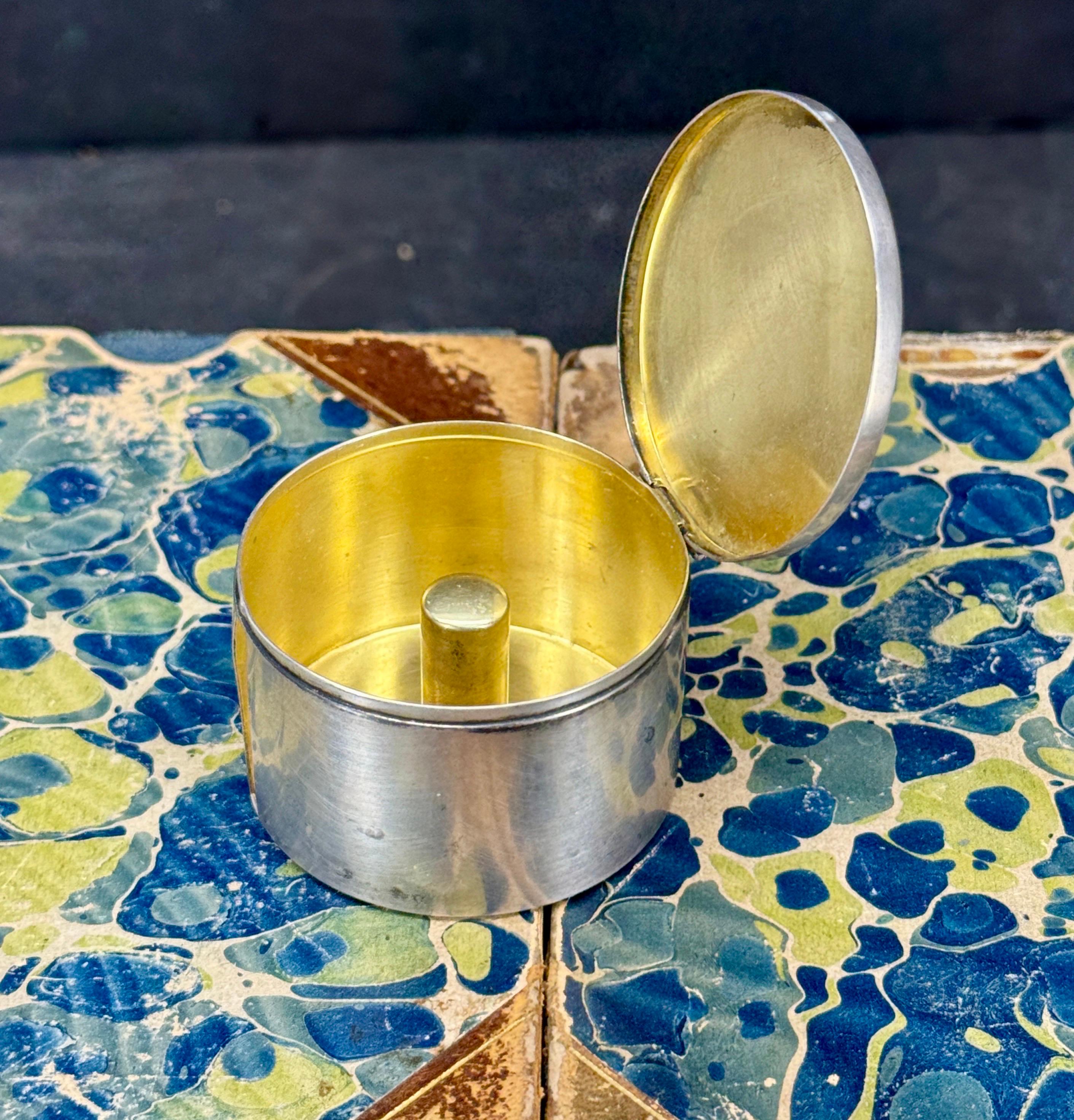 Kleine vergoldete Metallbox mit rotem Diamant und Emaille aus der Jahrhundertmitte im Zustand „Gut“ im Angebot in Haddonfield, NJ