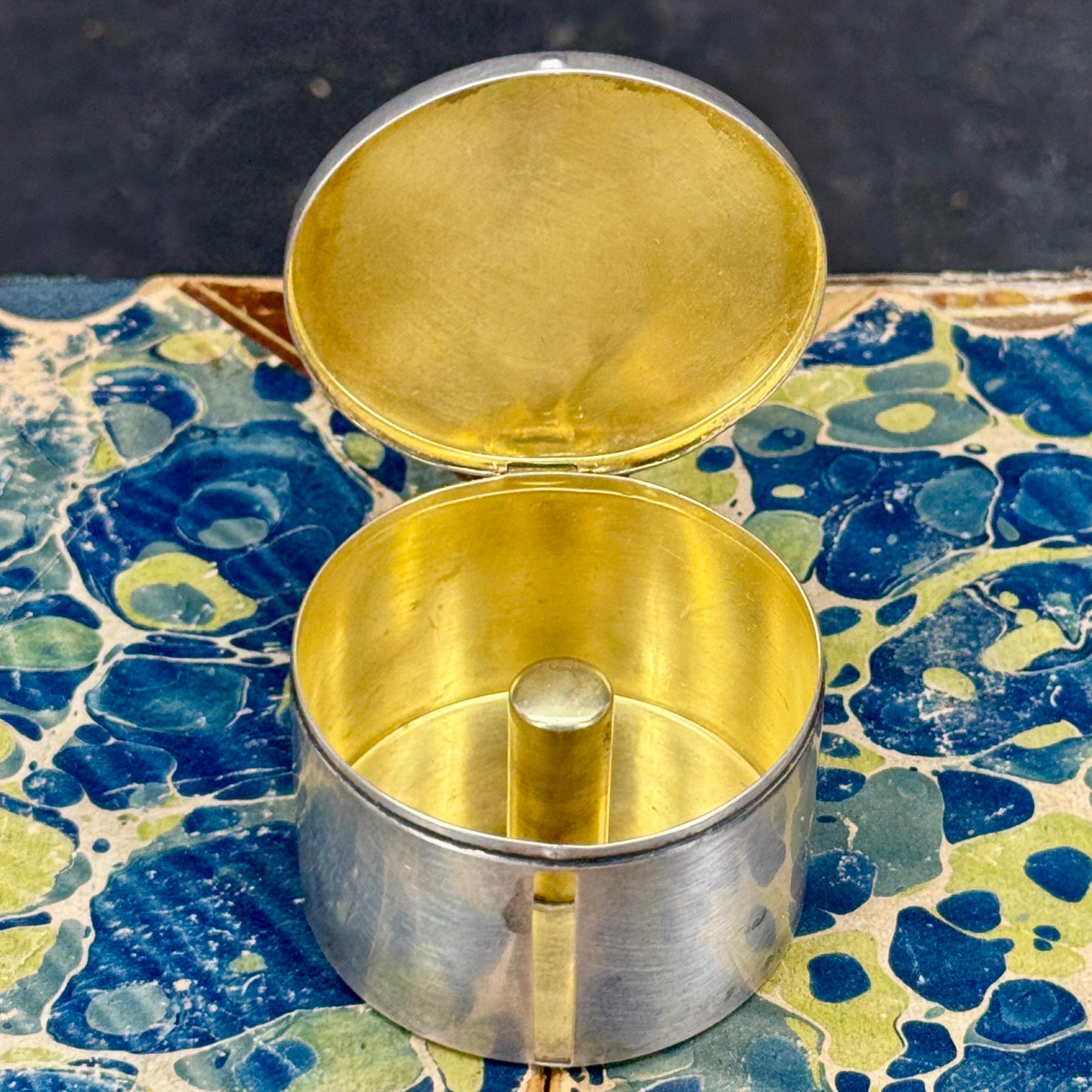Kleine vergoldete Metallbox mit rotem Diamant und Emaille aus der Jahrhundertmitte im Angebot 1