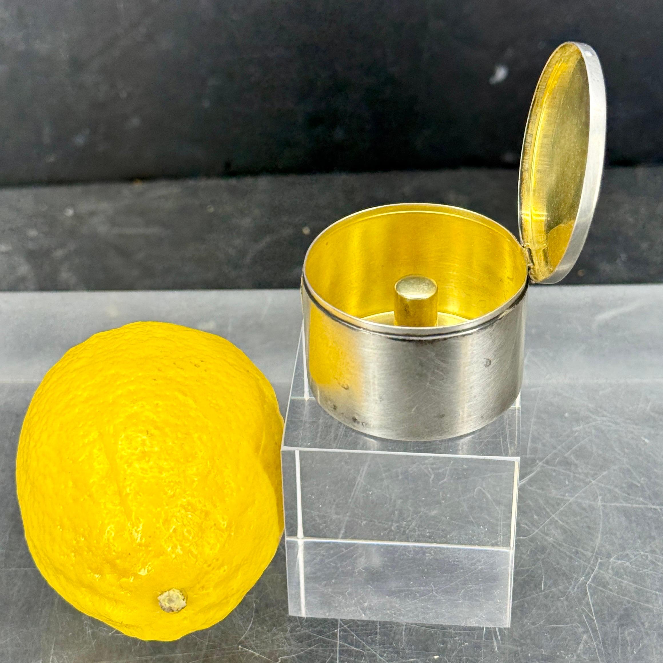 Kleine vergoldete Metallbox mit rotem Diamant und Emaille aus der Jahrhundertmitte im Angebot 2