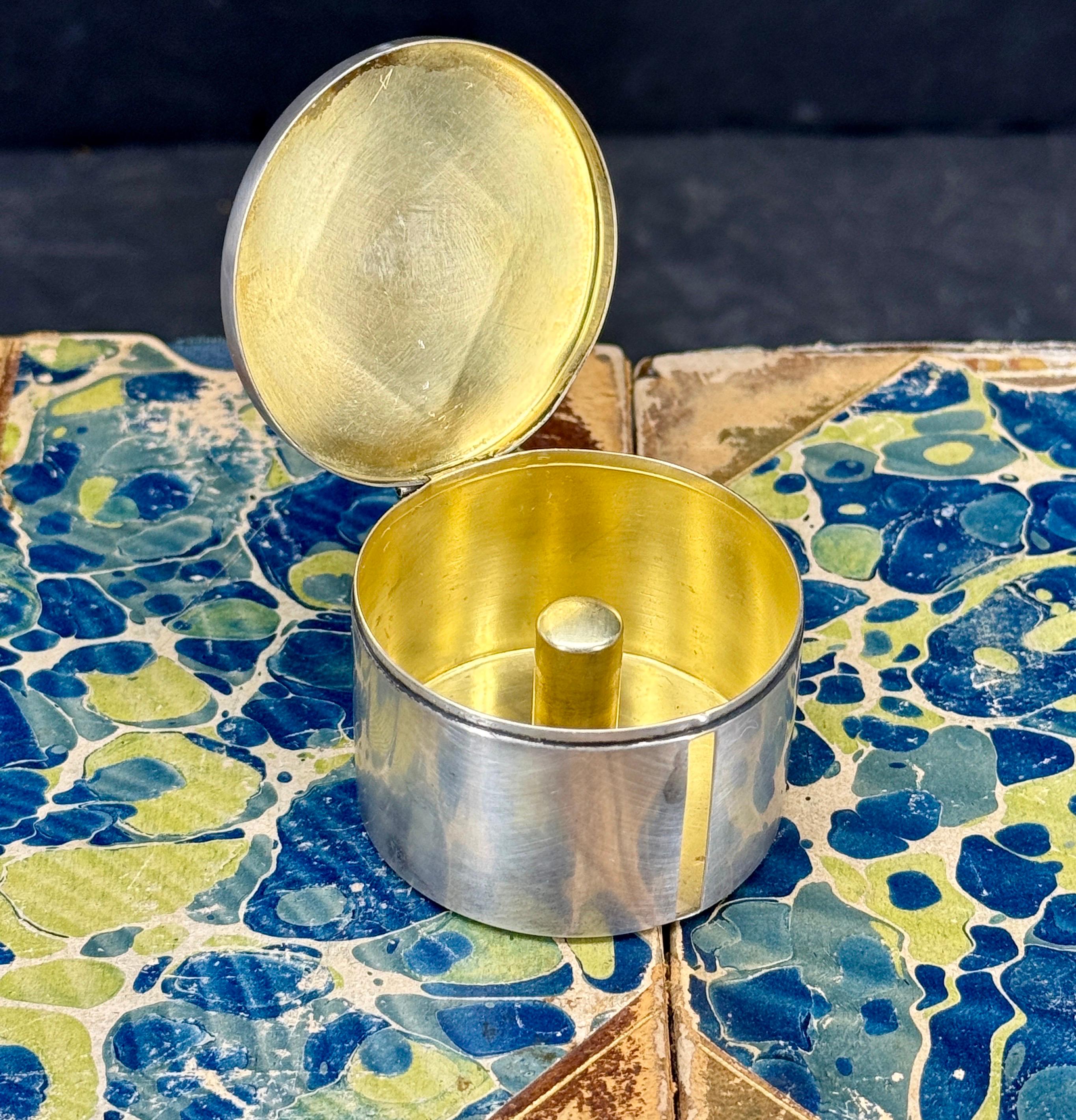 Kleine vergoldete Metallbox mit rotem Diamant und Emaille aus der Jahrhundertmitte im Angebot 3