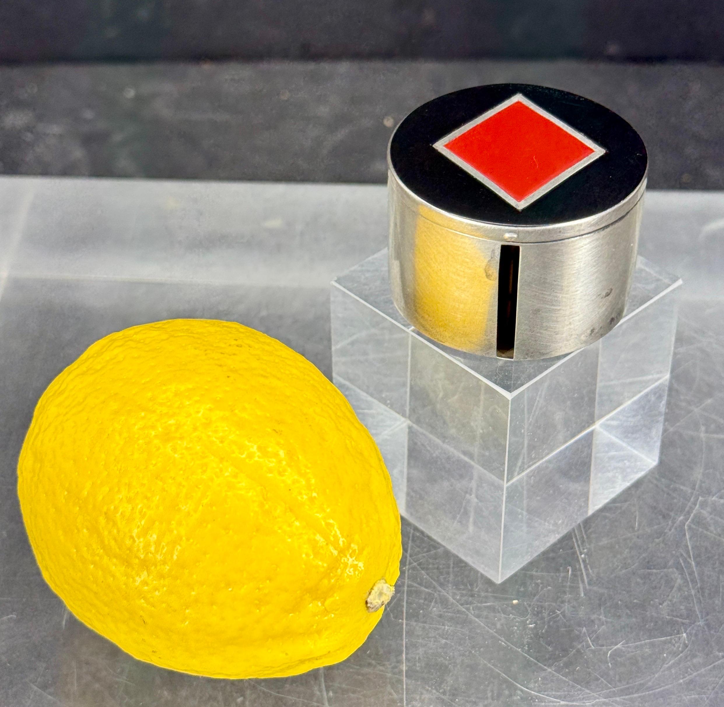 Kleine vergoldete Metallbox mit rotem Diamant und Emaille aus der Jahrhundertmitte im Angebot 4