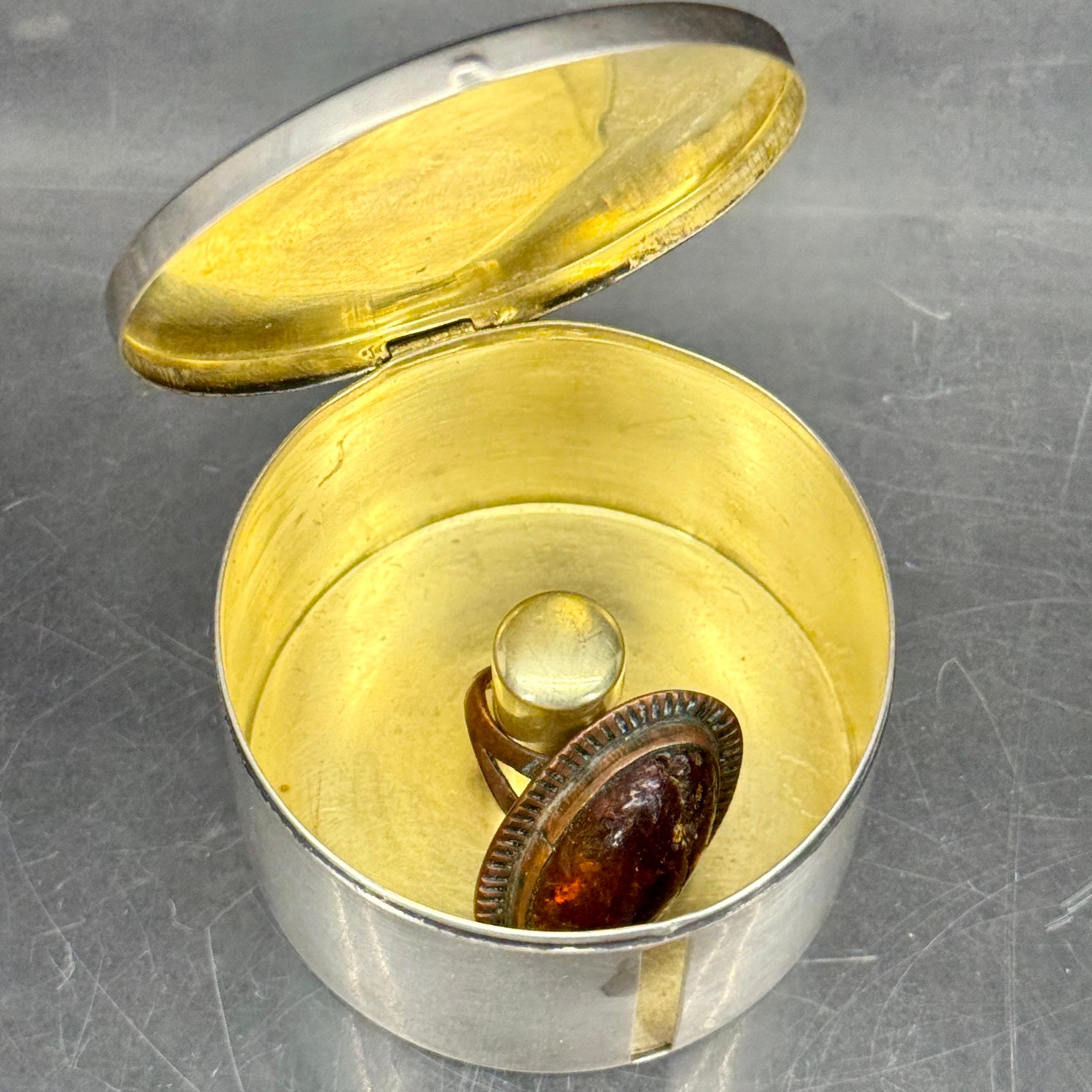 Kleine vergoldete Metallbox mit rotem Diamant und Emaille aus der Jahrhundertmitte im Angebot 5