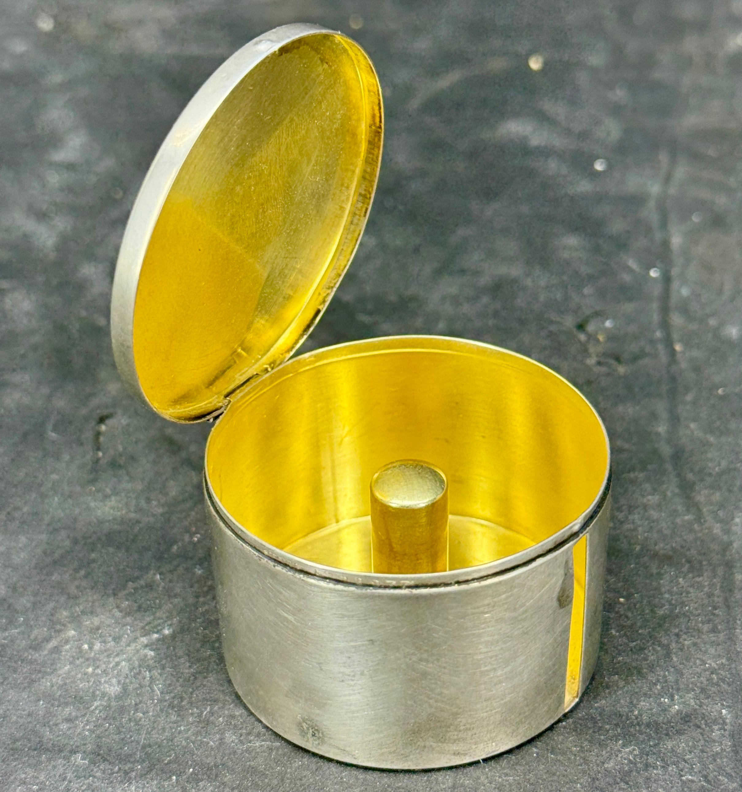 Kleine vergoldete Metallbox mit rotem Diamant und Emaille aus der Jahrhundertmitte im Angebot 6