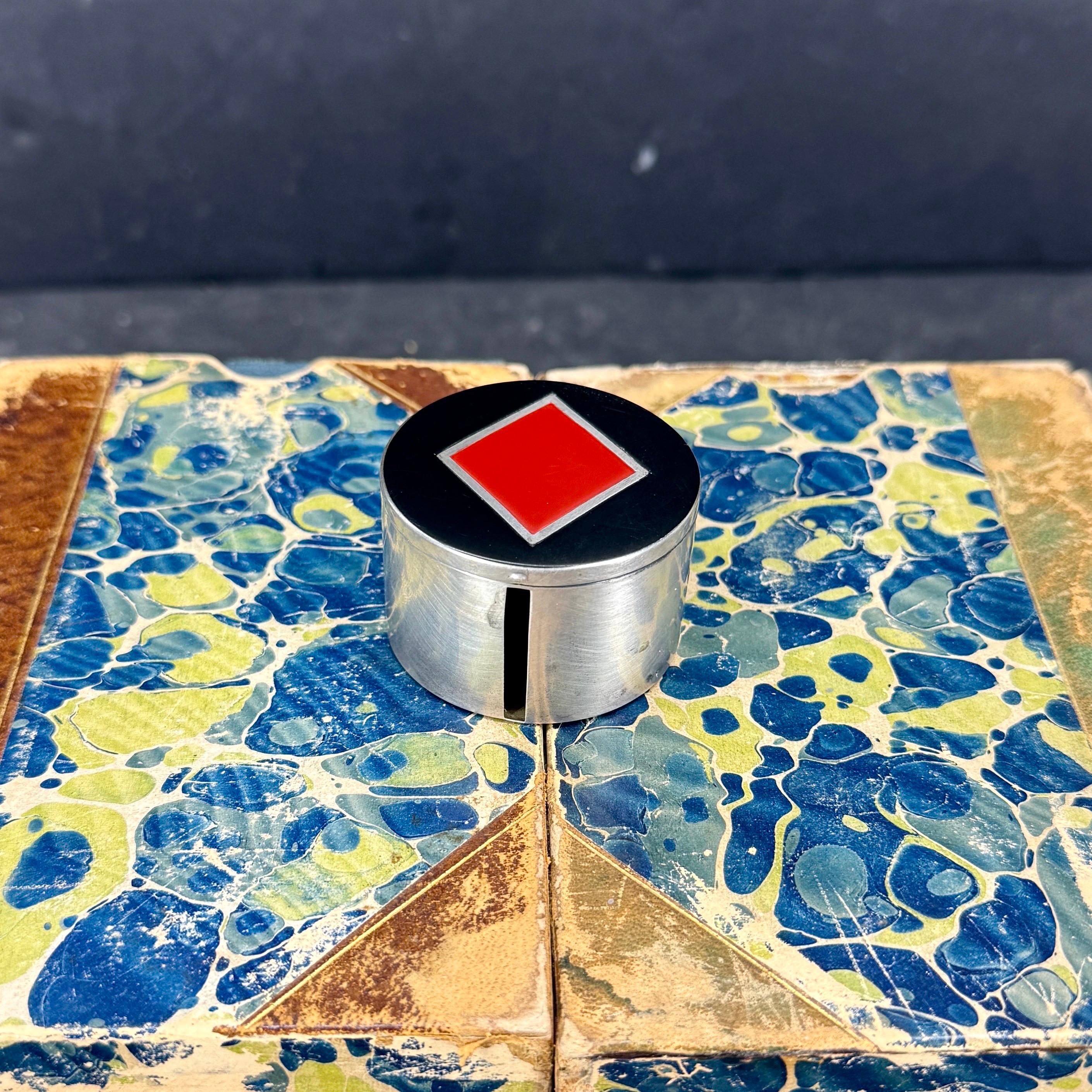 Kleine vergoldete Metallbox mit rotem Diamant und Emaille aus der Jahrhundertmitte im Angebot 7