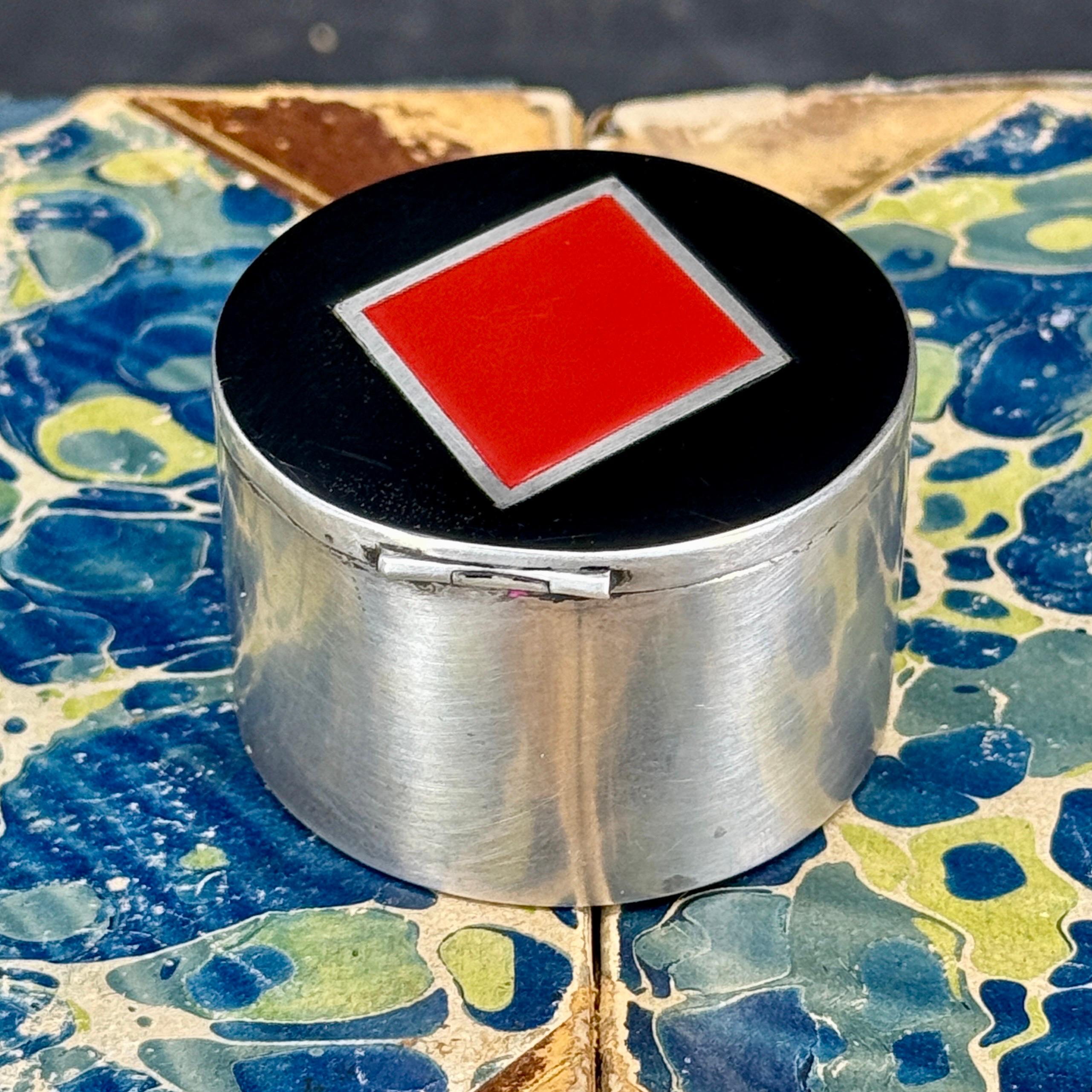 Kleine vergoldete Metallbox mit rotem Diamant und Emaille aus der Jahrhundertmitte (amerikanisch) im Angebot