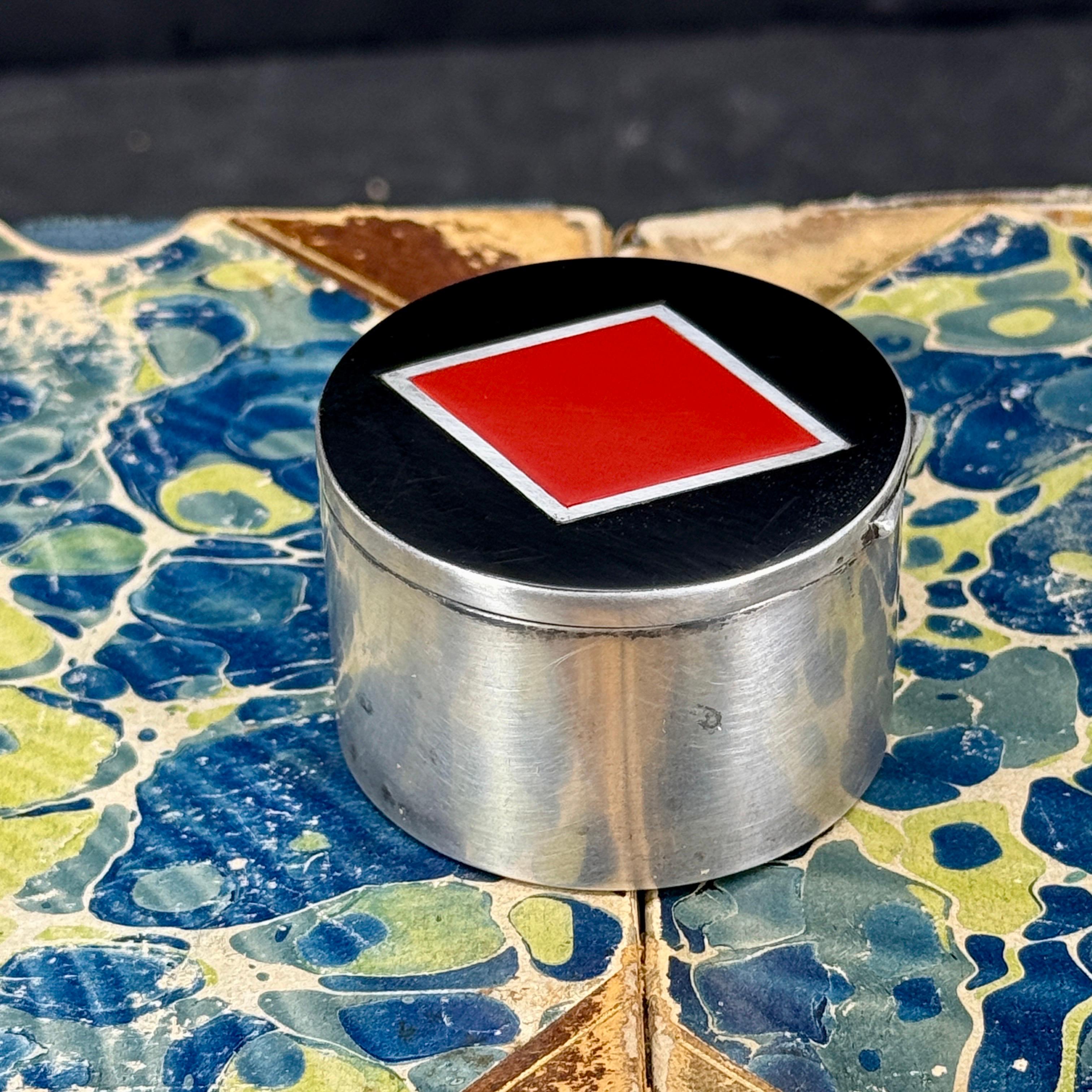Kleine vergoldete Metallbox mit rotem Diamant und Emaille aus der Jahrhundertmitte im Angebot 8