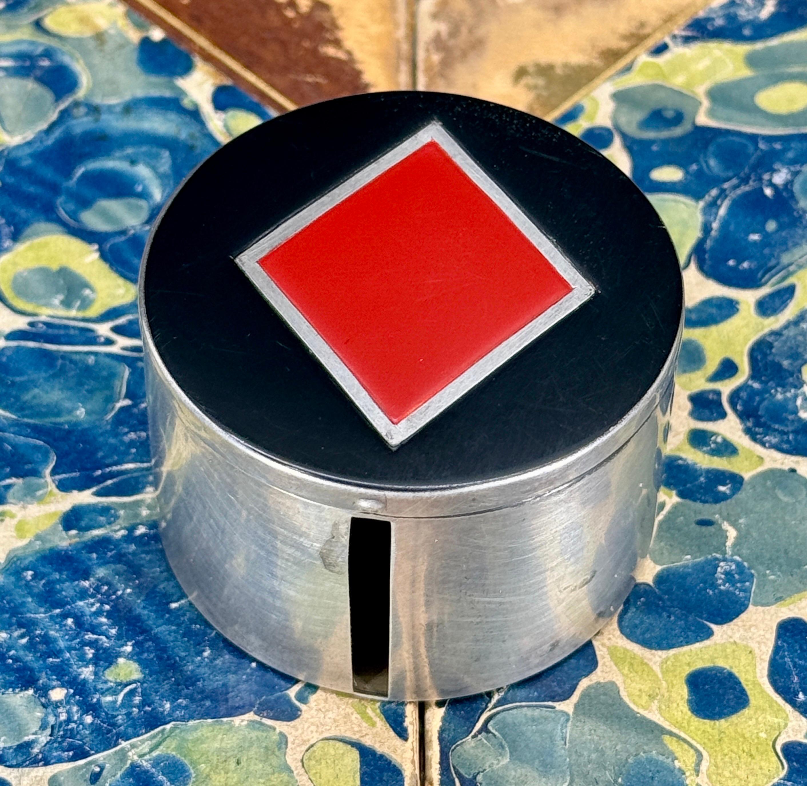 Kleine vergoldete Metallbox mit rotem Diamant und Emaille aus der Jahrhundertmitte (Moderne der Mitte des Jahrhunderts) im Angebot
