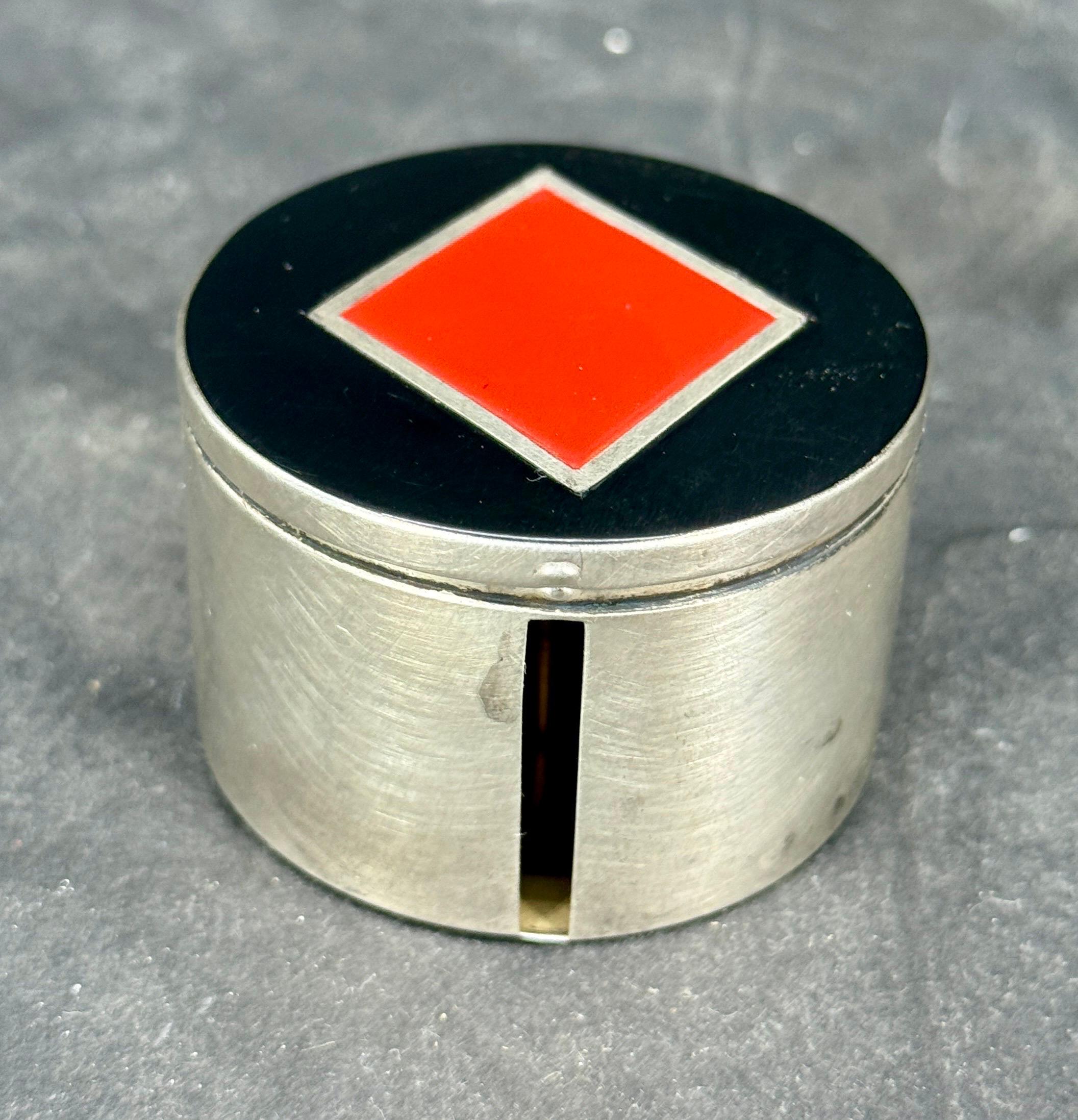 Kleine vergoldete Metallbox mit rotem Diamant und Emaille aus der Jahrhundertmitte im Angebot 12