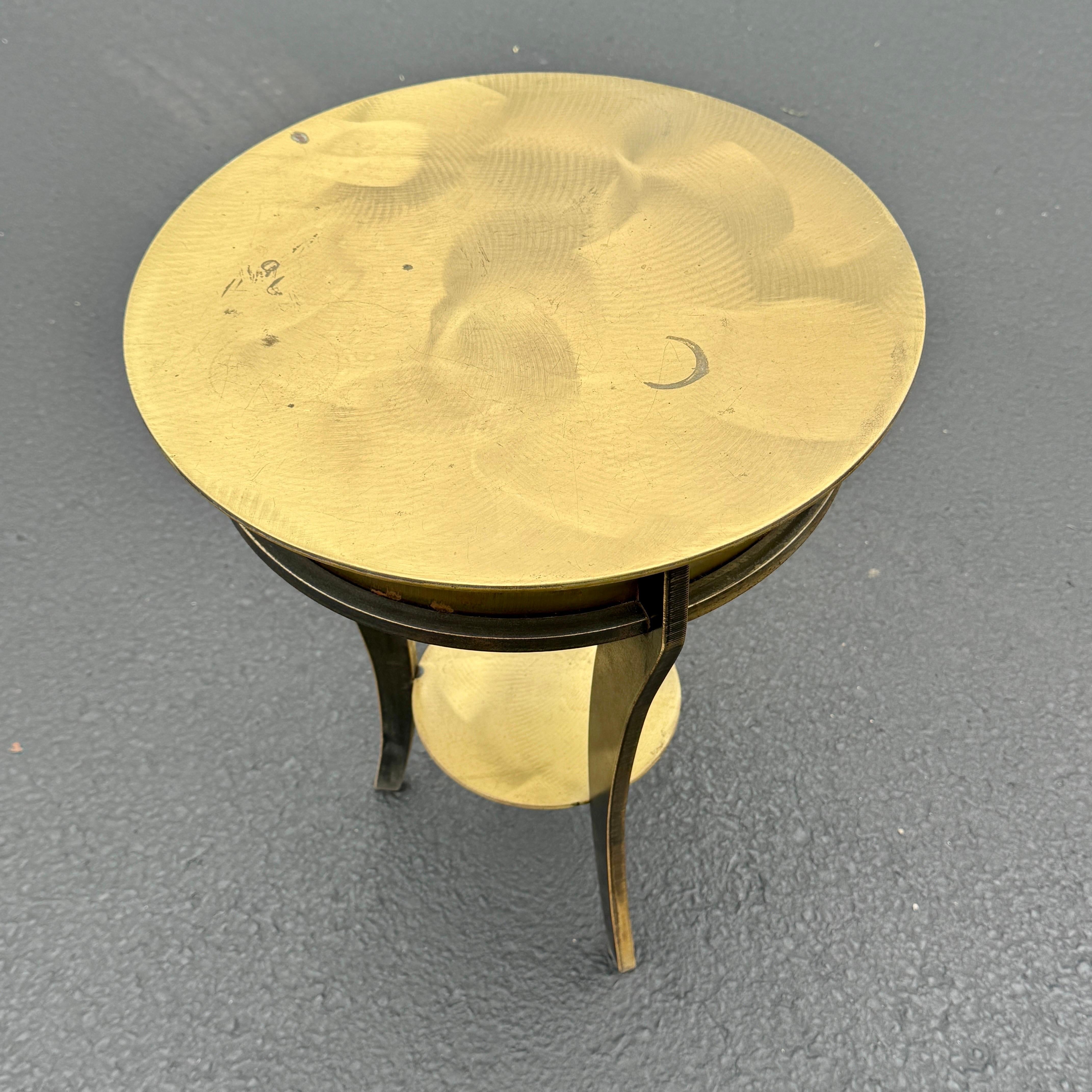 Petite table d'appoint industrielle en laiton massif de style John Visey en vente 12