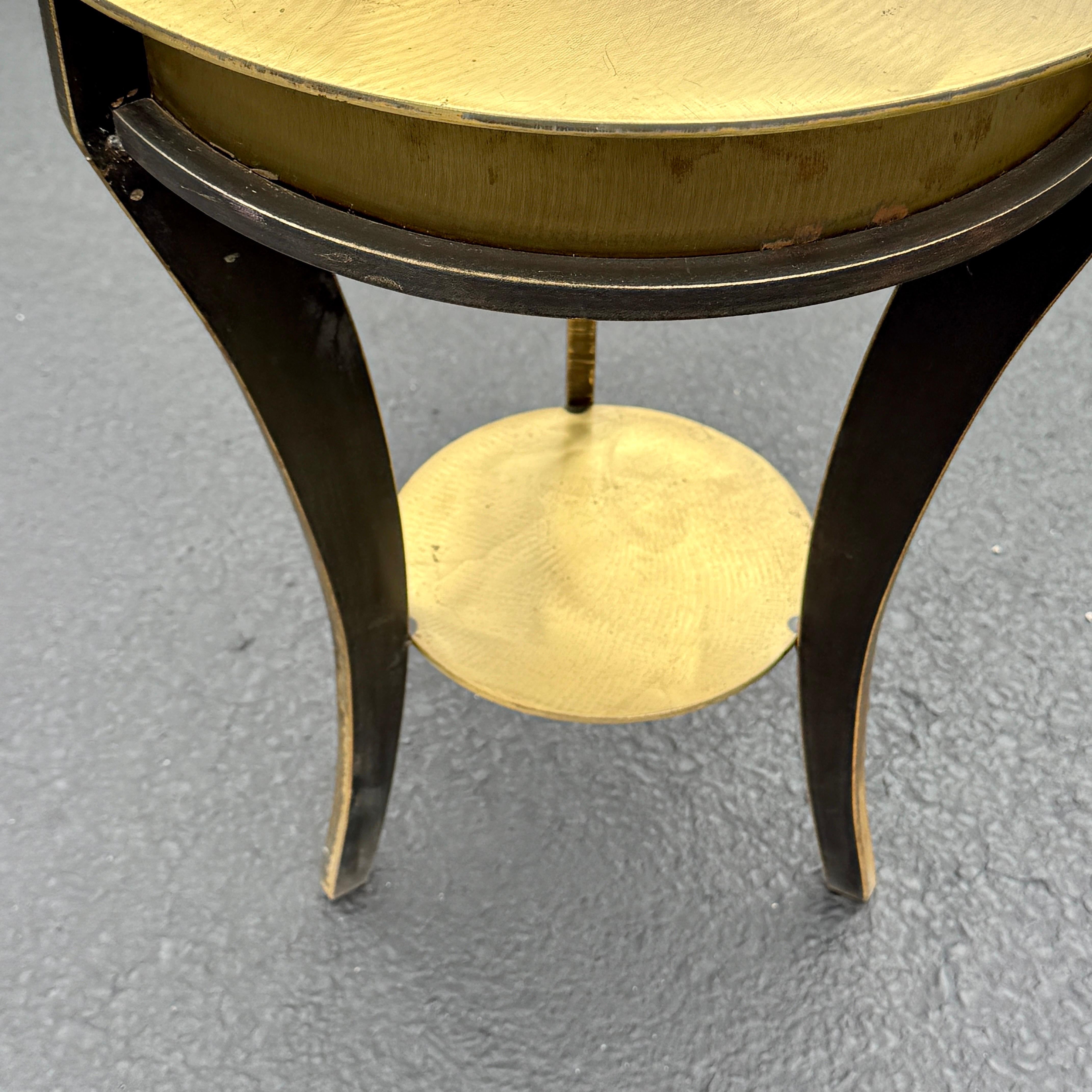 Petite table d'appoint industrielle en laiton massif de style John Visey en vente 13