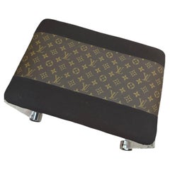 MCM Lucite-Hockerbank aus Lucite, gepolstert mit Louis Vuitton-Monogramm-Stoff