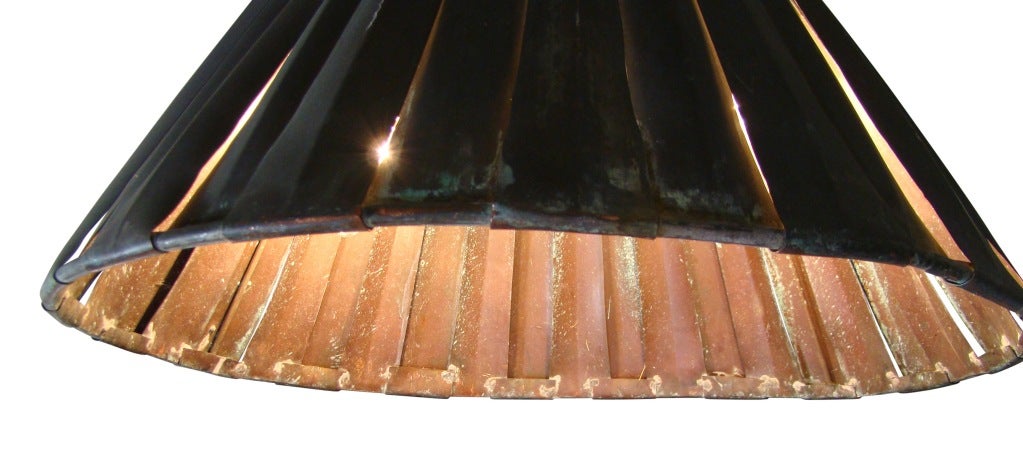 Patiné Grande lampe à suspension industrielle vintage en cuivre en forme d'abat-jour en vente