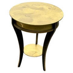 Petite table d'appoint industrielle en laiton massif de style John Visey