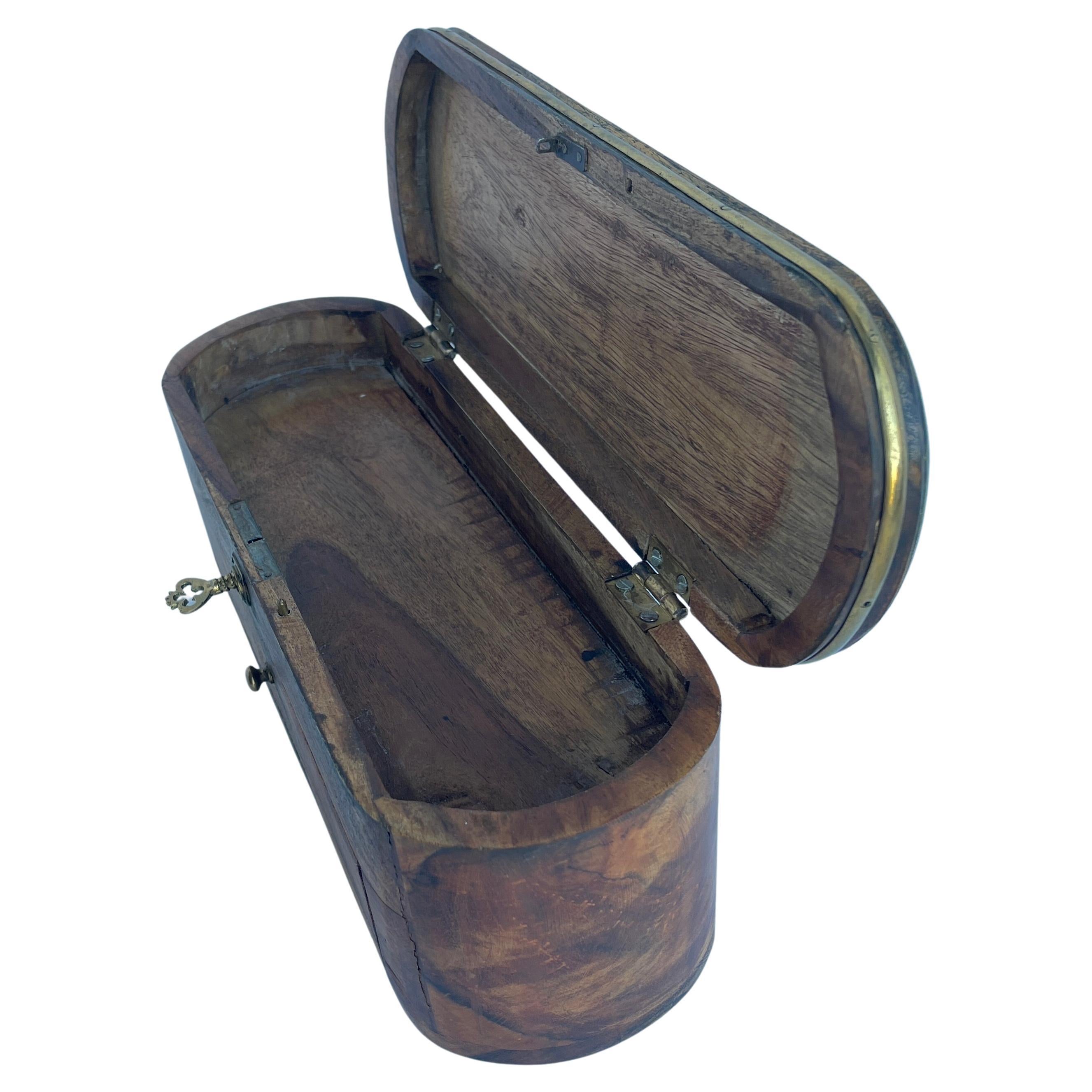 Ovales Schmuckkästchen aus Holz und Messing (20. Jahrhundert) im Angebot