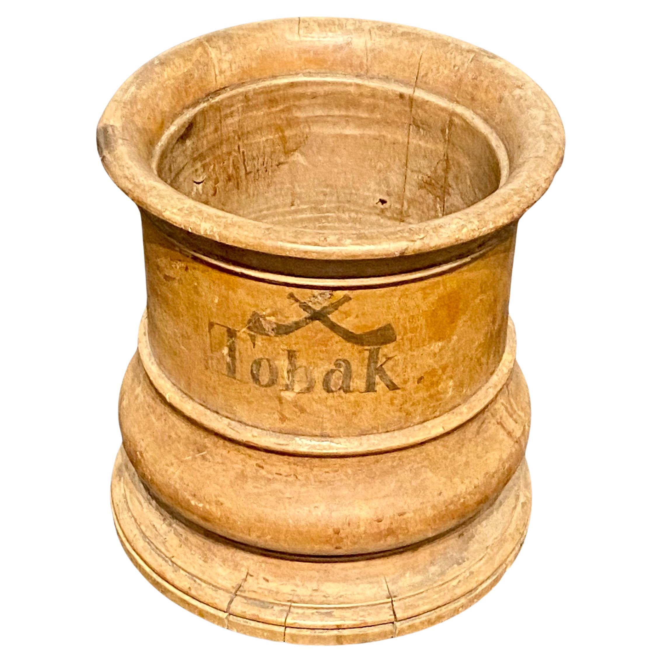 Kleines rundes dänisches Holzgefäß für Tabak, um 1800-1825

Auf einer Seite des Gefäßes sind 