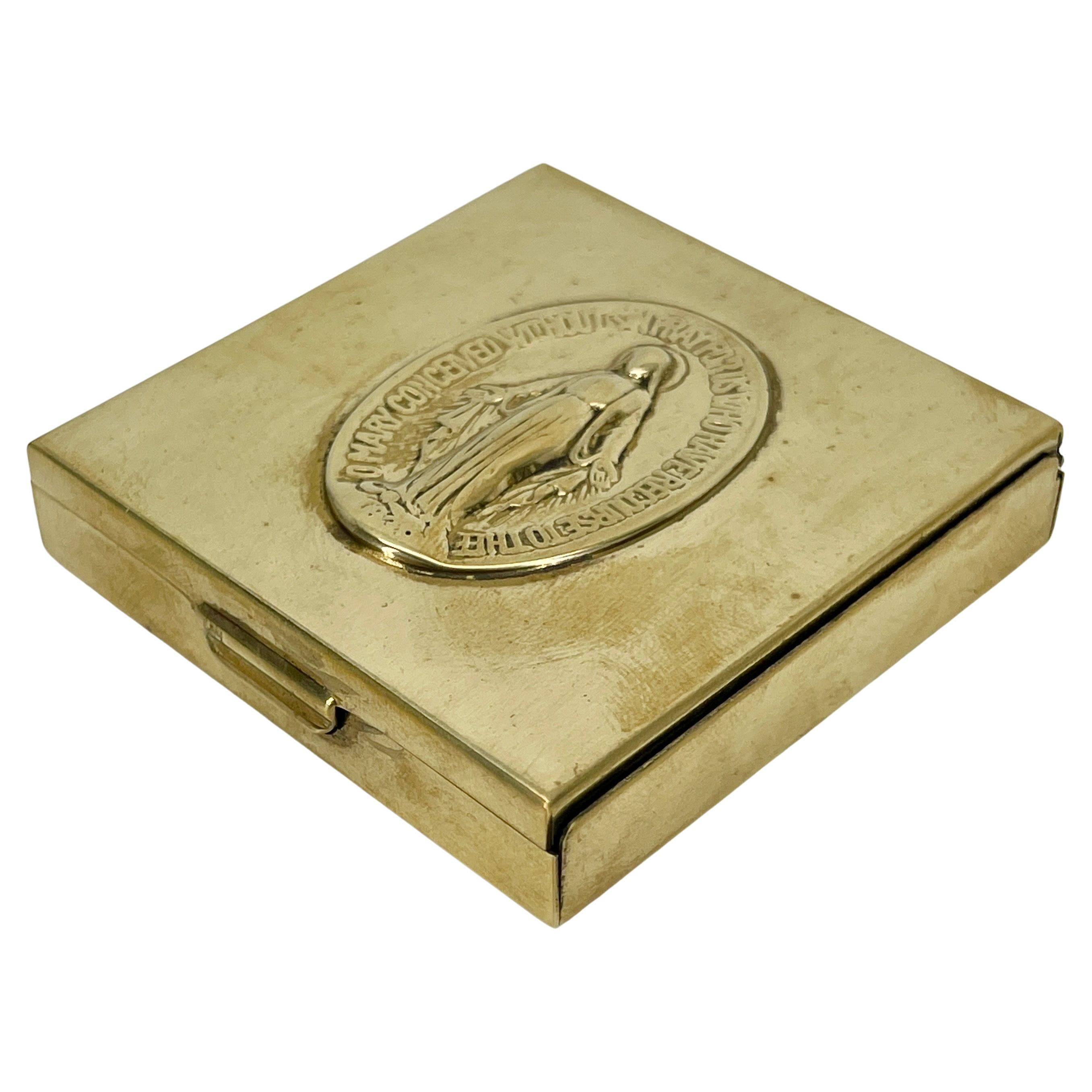 Piccola scatola quadrata in ottone con insegna a forma di angelo, America, inizio XX secolo