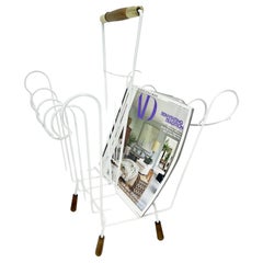 Weißer Mid-Century Modern-Zeitschriftenständer aus Messing mit Drahtgriff