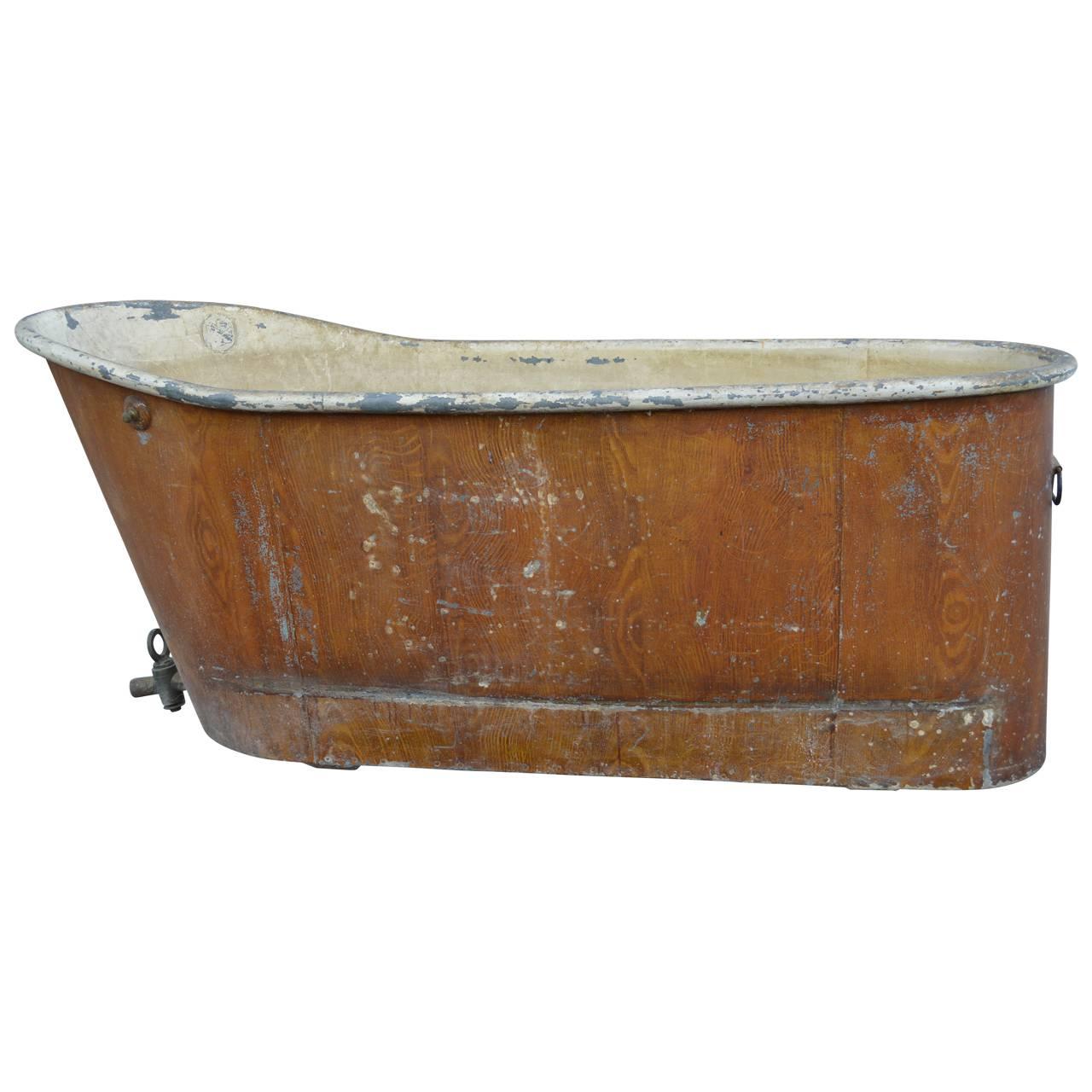 Vintage copper-plated on wood bath tub with unbeatable patina and original faucets, handles and towels hook.
Worn inside paint can be restored if need be.
  