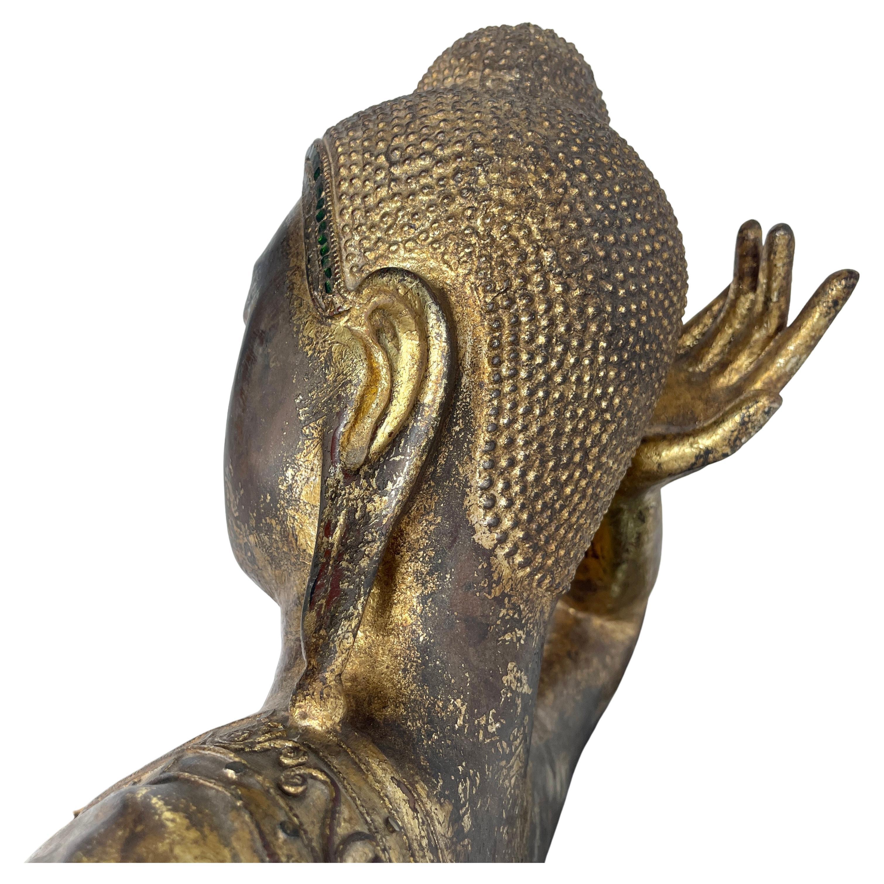 Rechteckige Buddha-Skulptur aus vergoldeter Bronze im Mandalay-Stil auf schwarzem Marmorsockel im Angebot 7