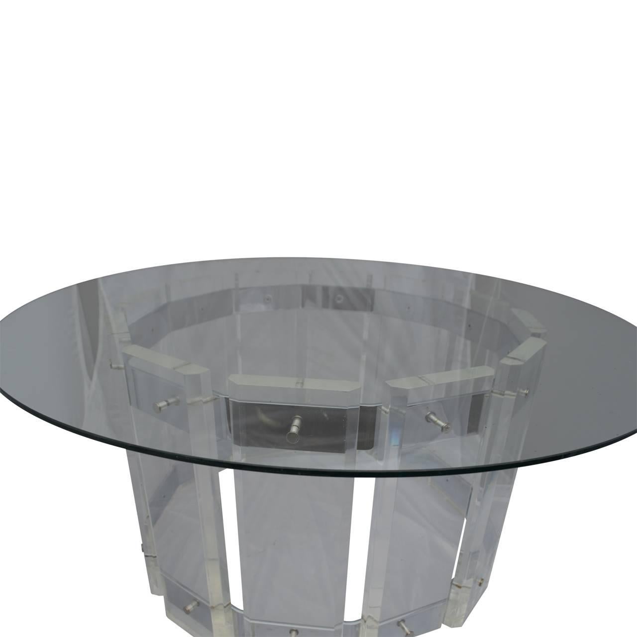 Américain Table ronde américaine moderne du milieu du siècle dernier avec plateau en verre et lucite en vente
