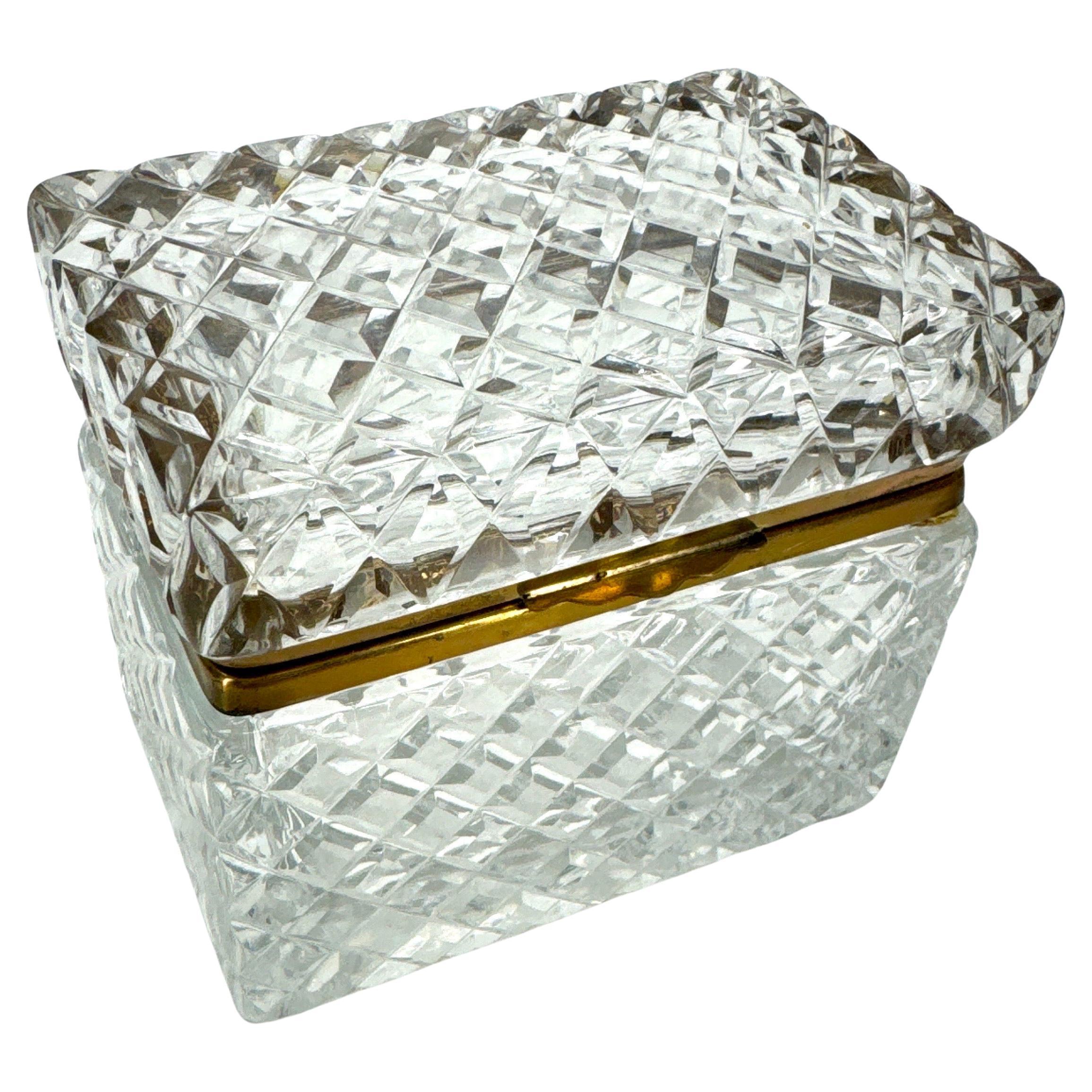 Boîte à couvercle rectangulaire en cristal taillé de style Baccarat avec quincaillerie en laiton en vente