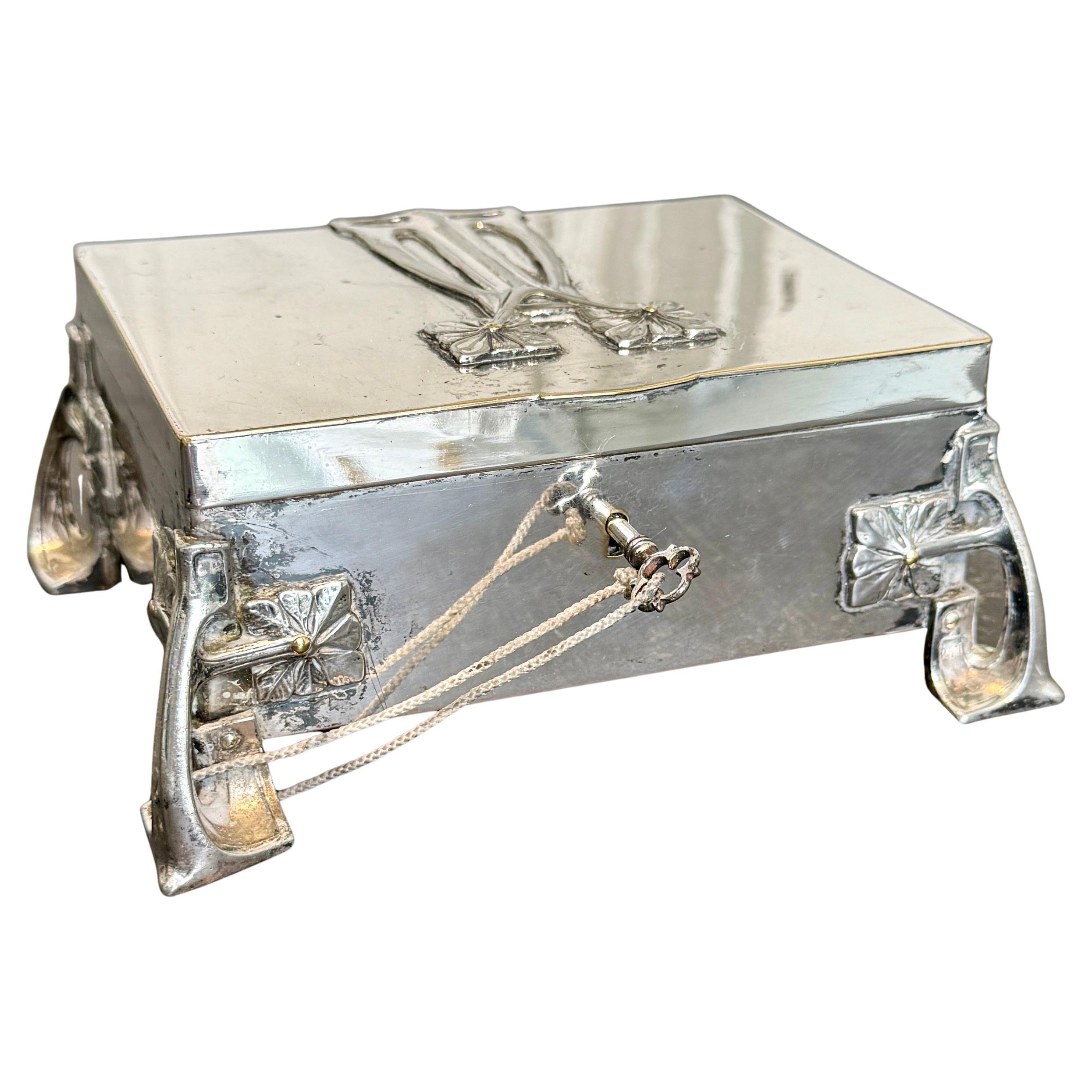 Joyero rectangular Art Nouveau en plancha de plata, Francia