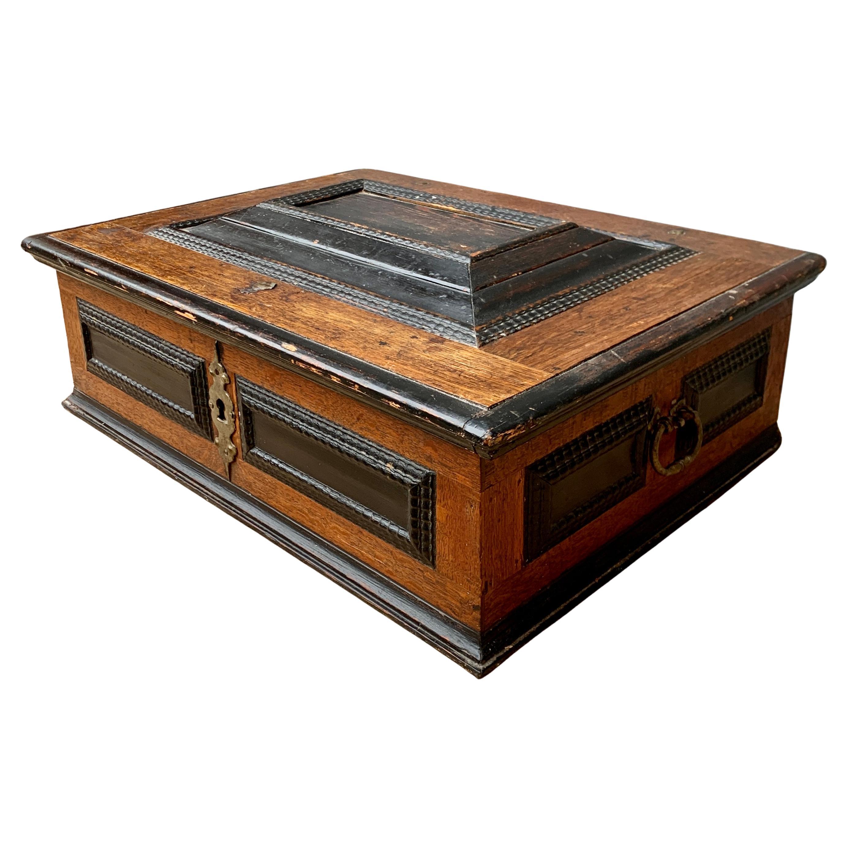 Hand-Crafted Swedish 18th Century Painted Box in Oak Wood For Sale