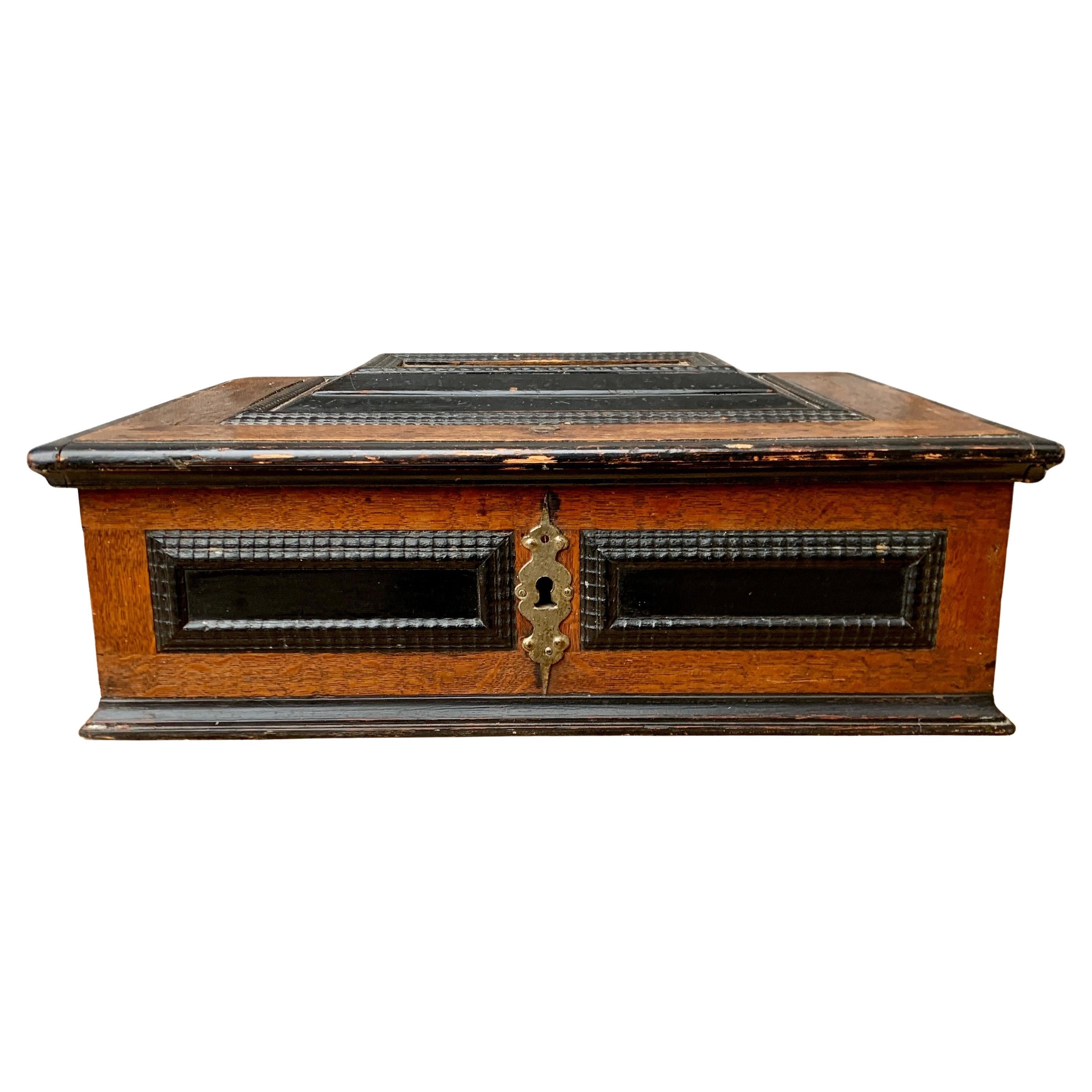 Swedish 18th Century Painted Box in Oak Wood In Good Condition For Sale In Haddonfield, NJ