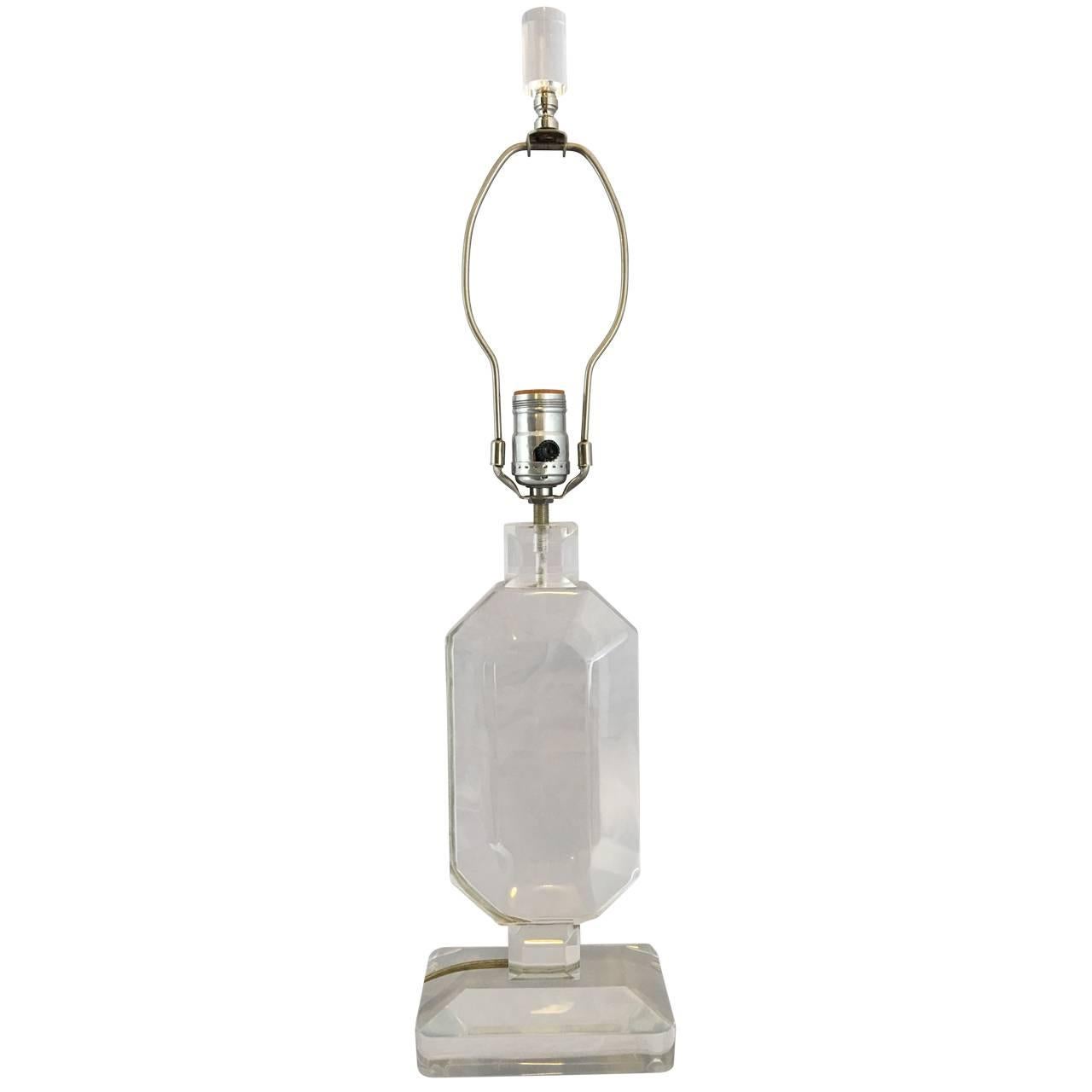 Single lucite table lamp with lucite finial