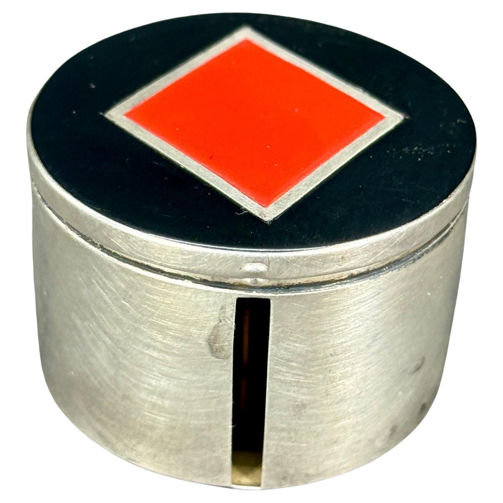 Sehr charmante Mid-Century runde Metall schwarz und rot emailliert Box mit einer Diamantform auf dem Deckel. Das Innere ist aus vergoldetem Metall. Diese vielseitige Box kann zur Aufbewahrung von Briefmarken, Ringen oder anderen Schmuckstücken