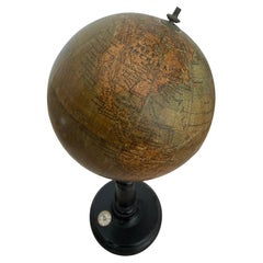 Miniaturglobus des 19. Jahrhunderts auf Holzständer mit Kompass