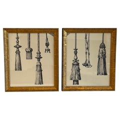 Coppia di stampe artistiche con nappe in cornici di legno scanalato dorato