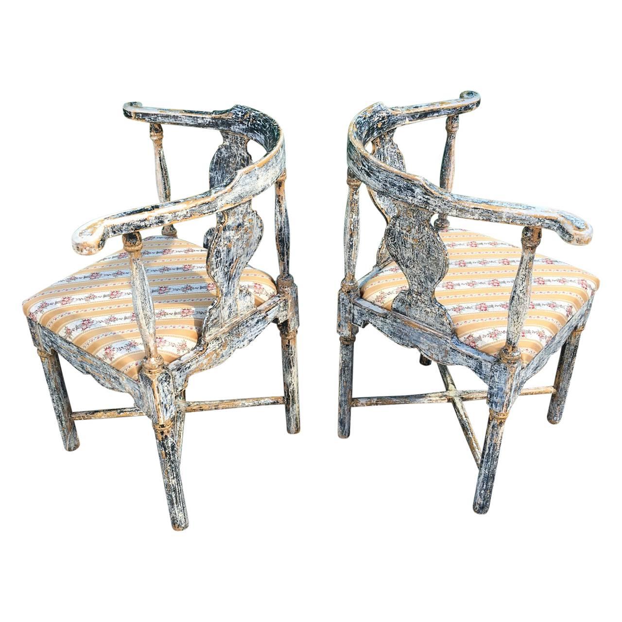 Ein Paar schwedischer Eckstühle aus den 1810er bis 1830er Jahren, die bis auf die ursprüngliche schwarze Farbe abgeschabt wurden. Die Sitze sind lose und können leicht neu gepolstert werden.
