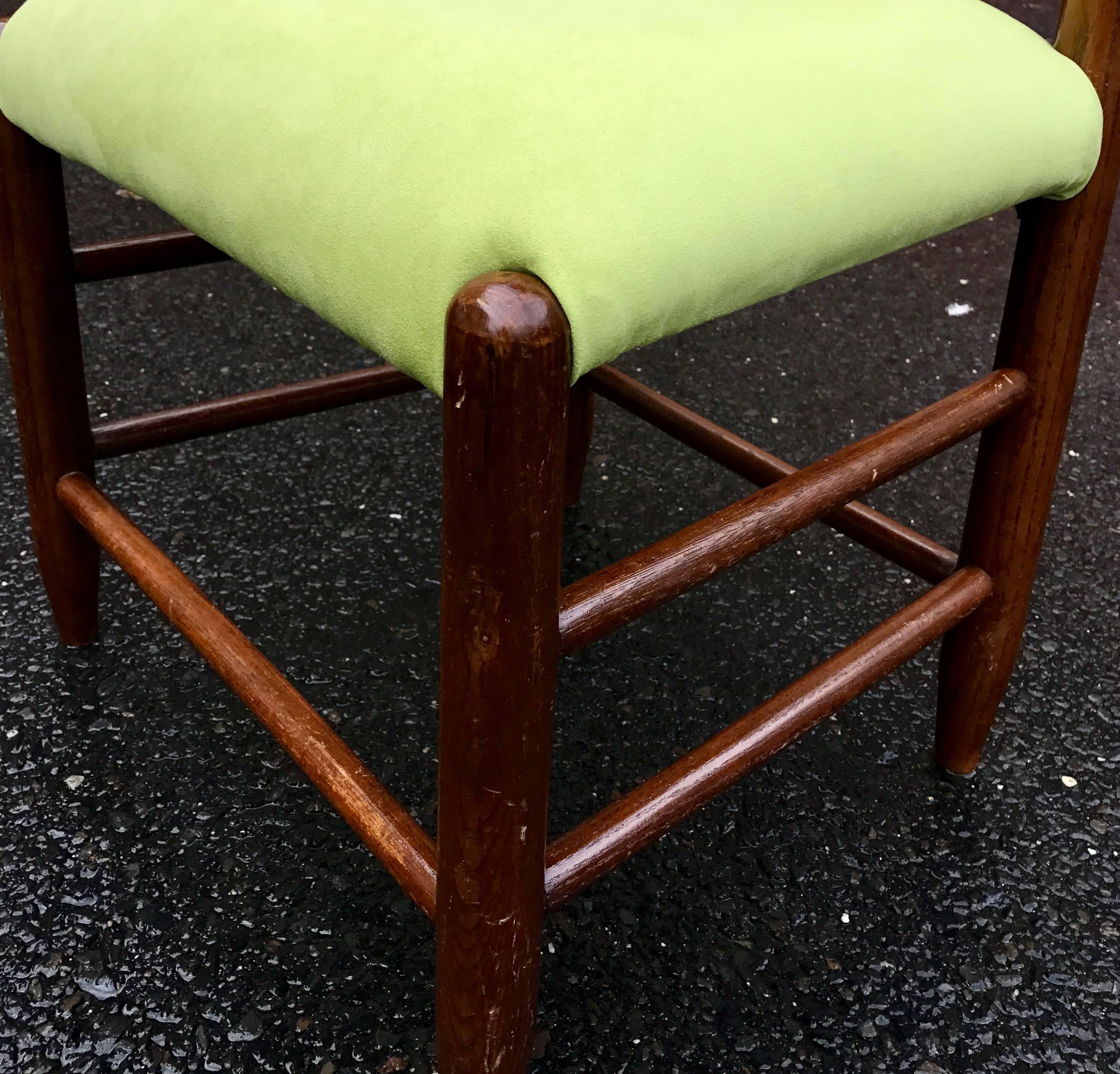 Mid-Century Modern Italian Wooden Valet Chair With Green Faux Suede Fabric In Good Condition For Sale In Haddonfield, NJ