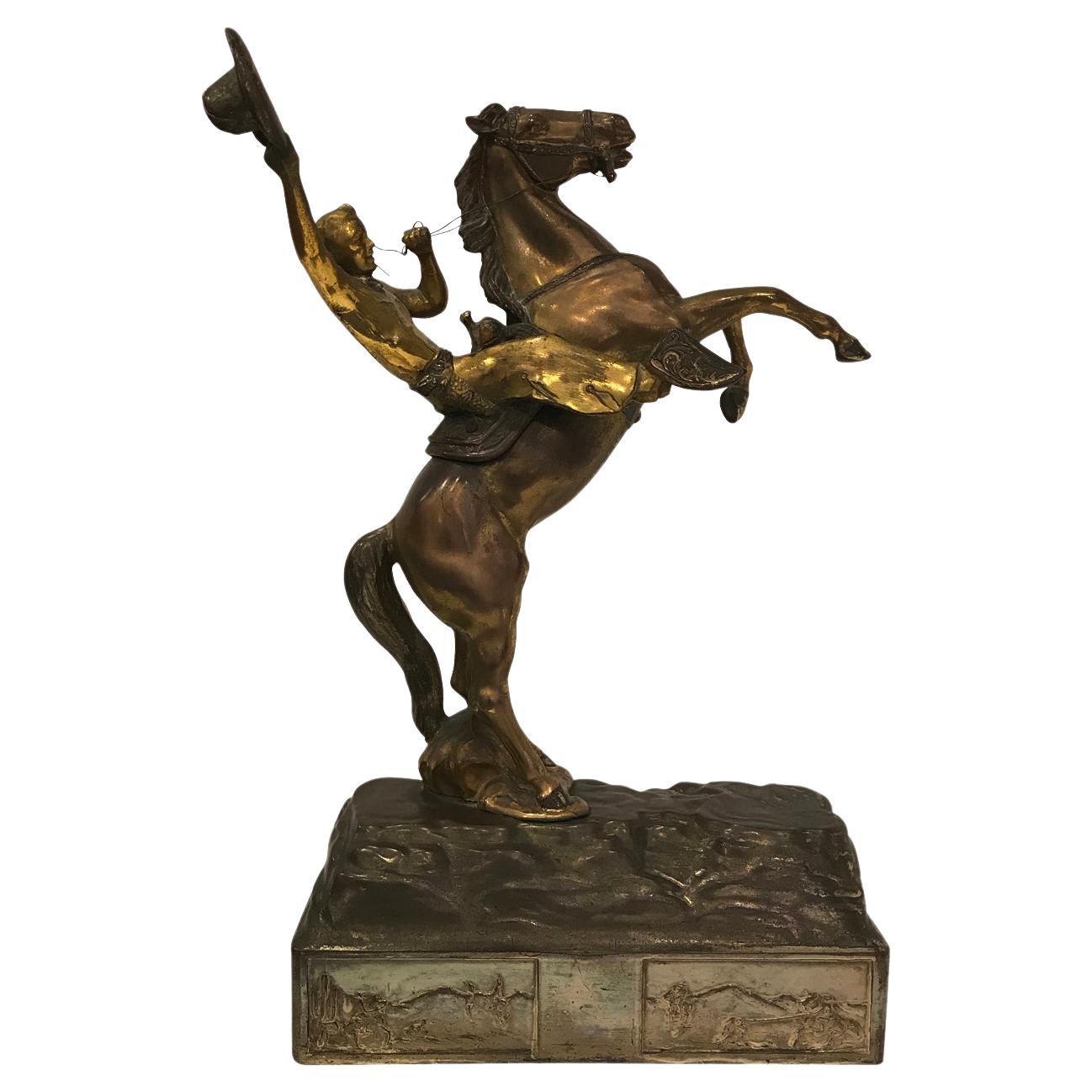 Grande scultura di cowboy e cavallo del selvaggio West