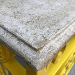 Einzelner Sonnengelber Metall-Gartentisch mit Steinplatte