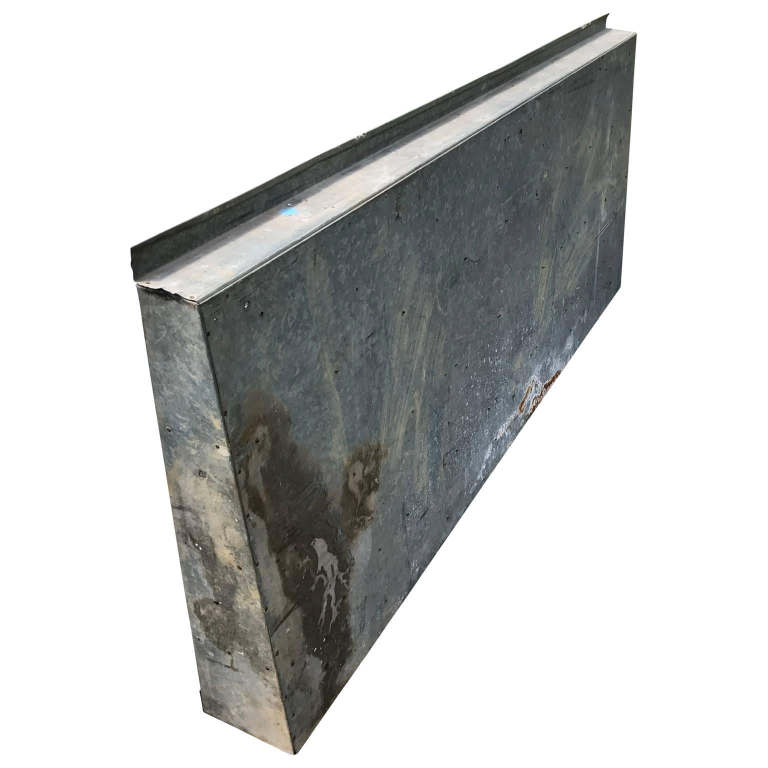 Großes Wandregal im Vintage-Stil mit Galvanisierung im Angebot 1