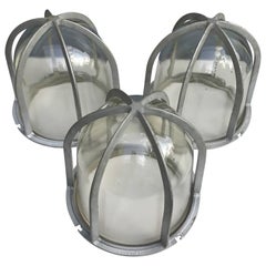 Trois grands plafonniers industriels Appleton résistants aux chocs